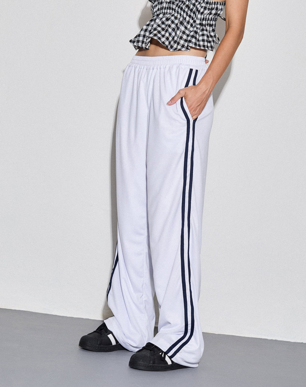 Coze Wide Leg Jogger en blanco con raya doble azul marino