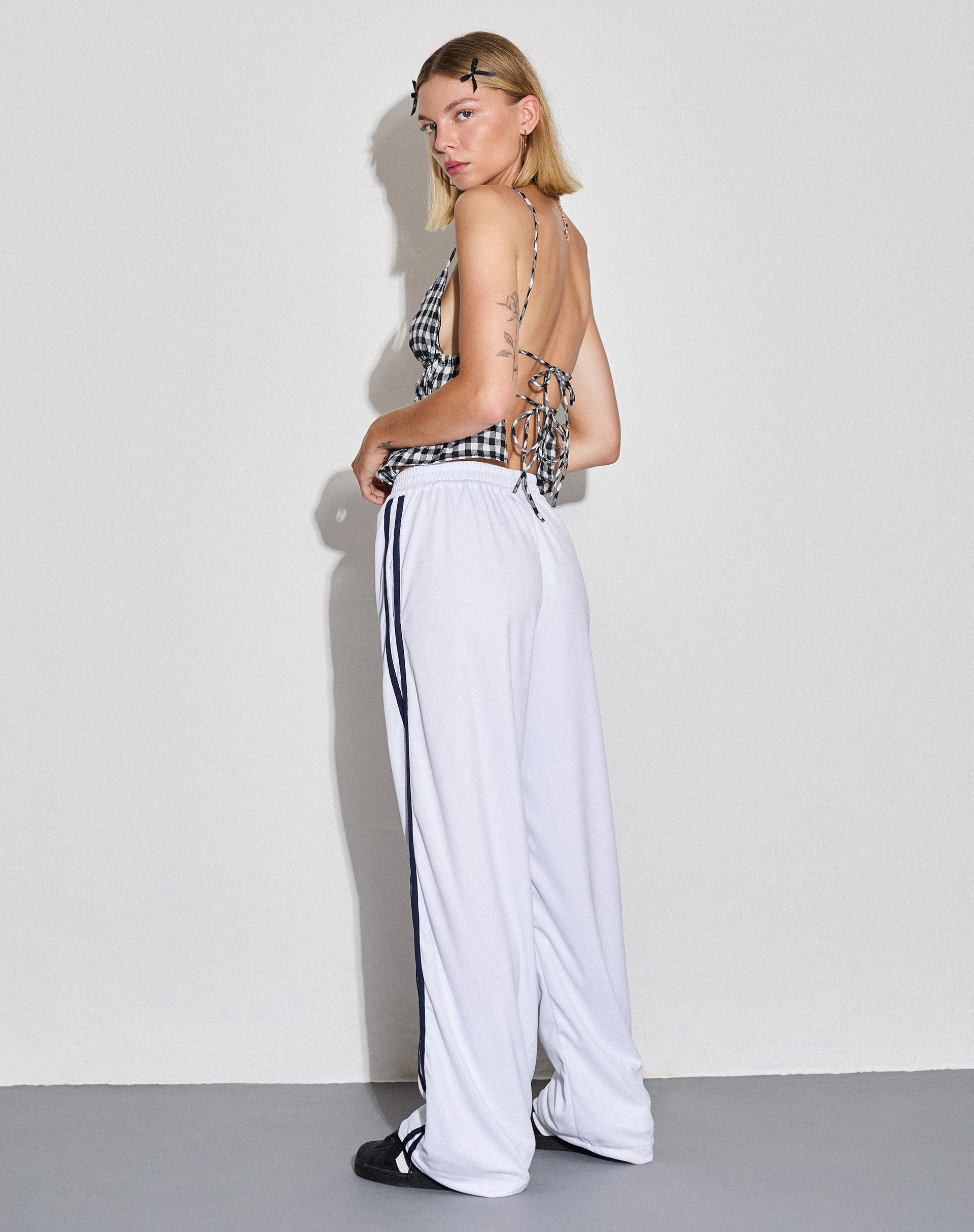 Imagen de Coze Wide Leg Jogger en blanco con doble raya azul marino