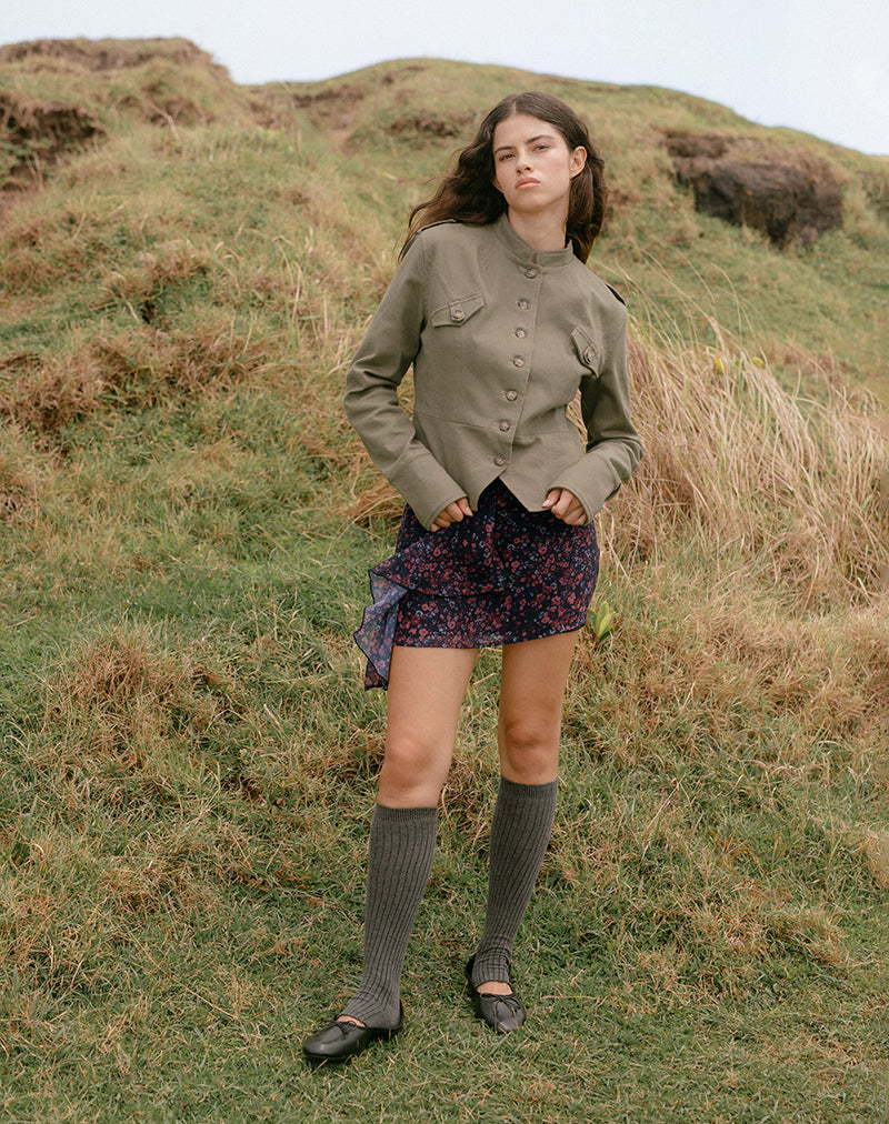 Imagen de la minifalda Naru en gasa con estampado floral disperso en negro y rojo.