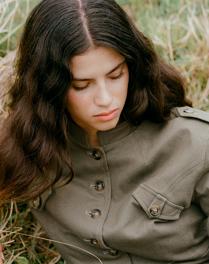 Imagen de la chaqueta militar Diranda en sarga caqui.