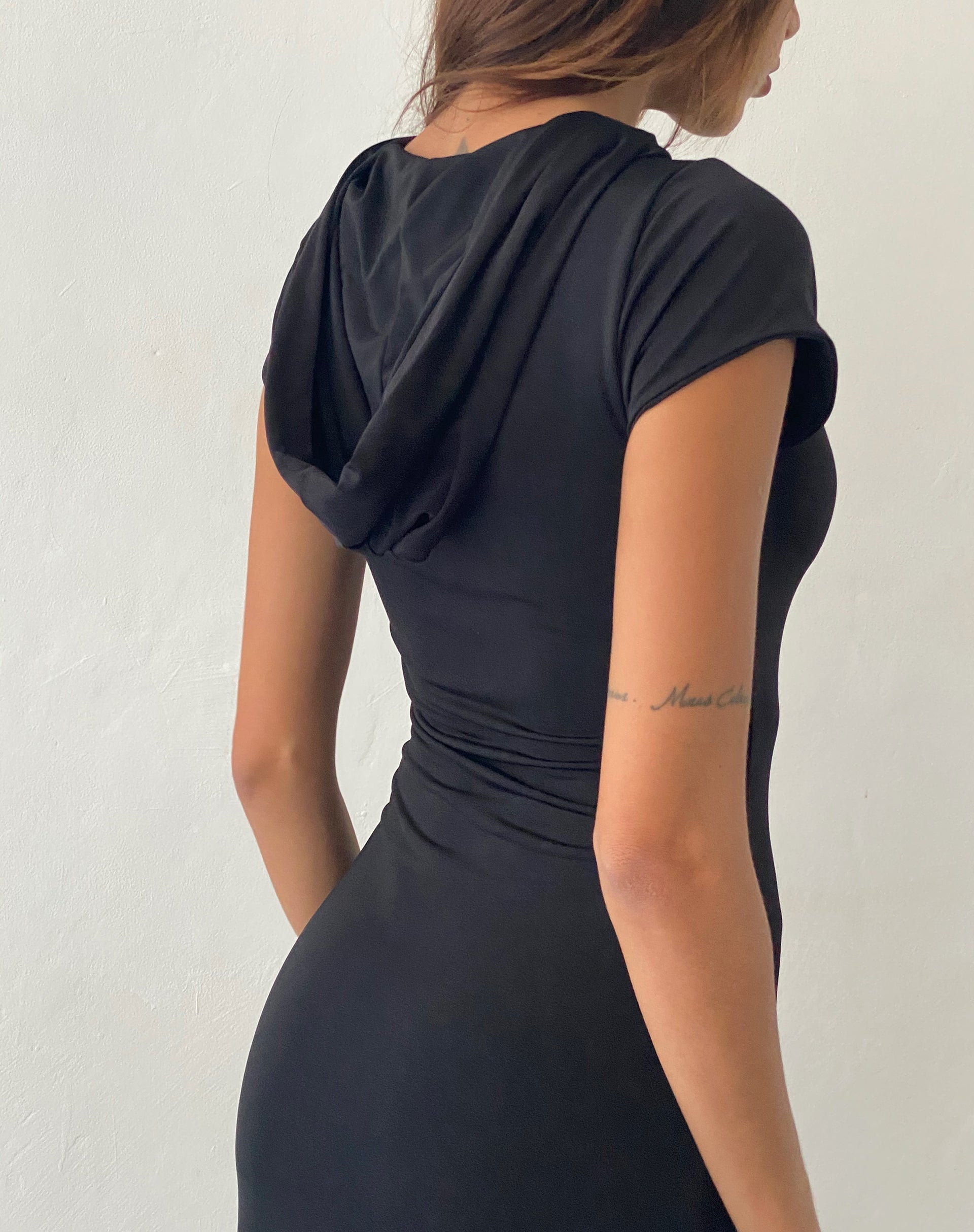Imagen de Dixie Maxi Dress con capucha en Slinky Negro