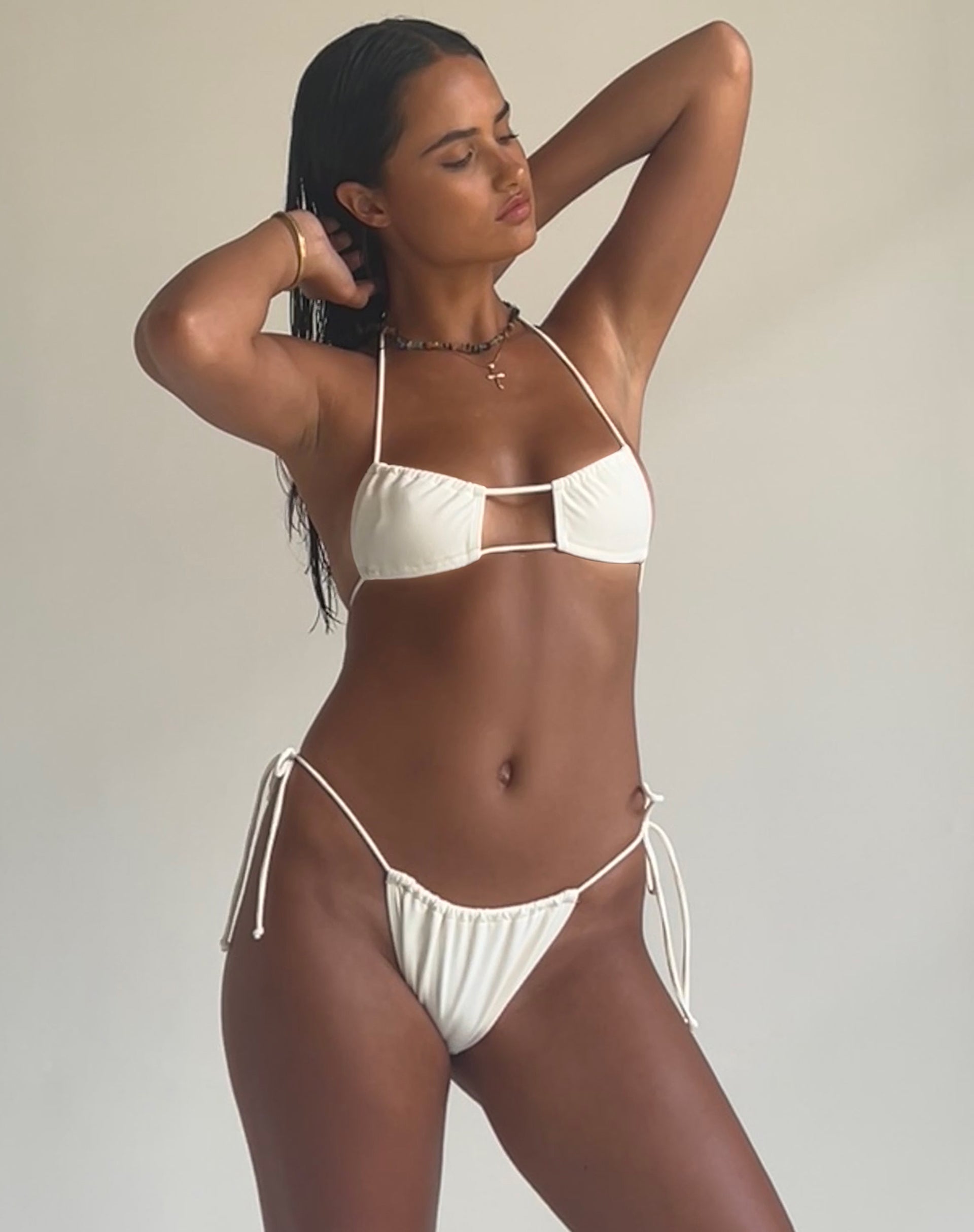 Imagen de la braguita de bikini Leyna en color crema