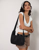 Imagen de Boa Sling Bag en negro con hebilla