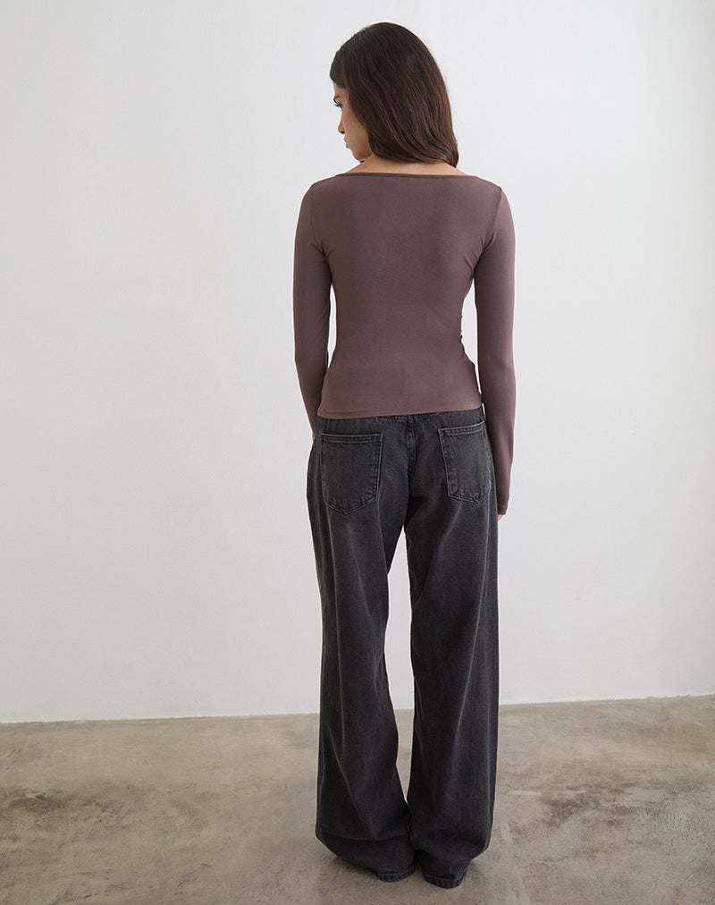 Imagen de la camiseta de manga larga Donela con anillo floral en cuarzo café.