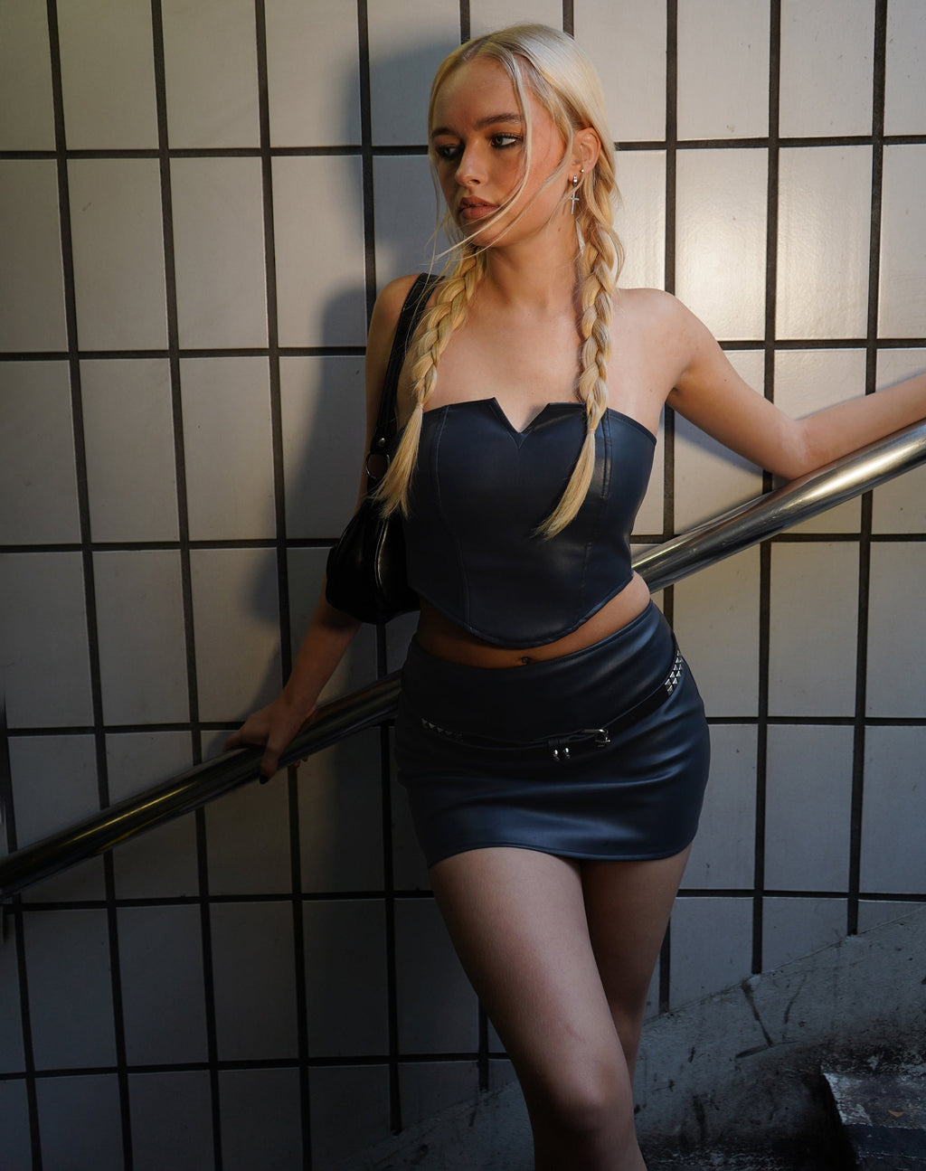 Top sin tirantes Ditya en PU azul marino oscuro