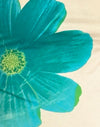 Suero de mantequilla con flor azul pintada