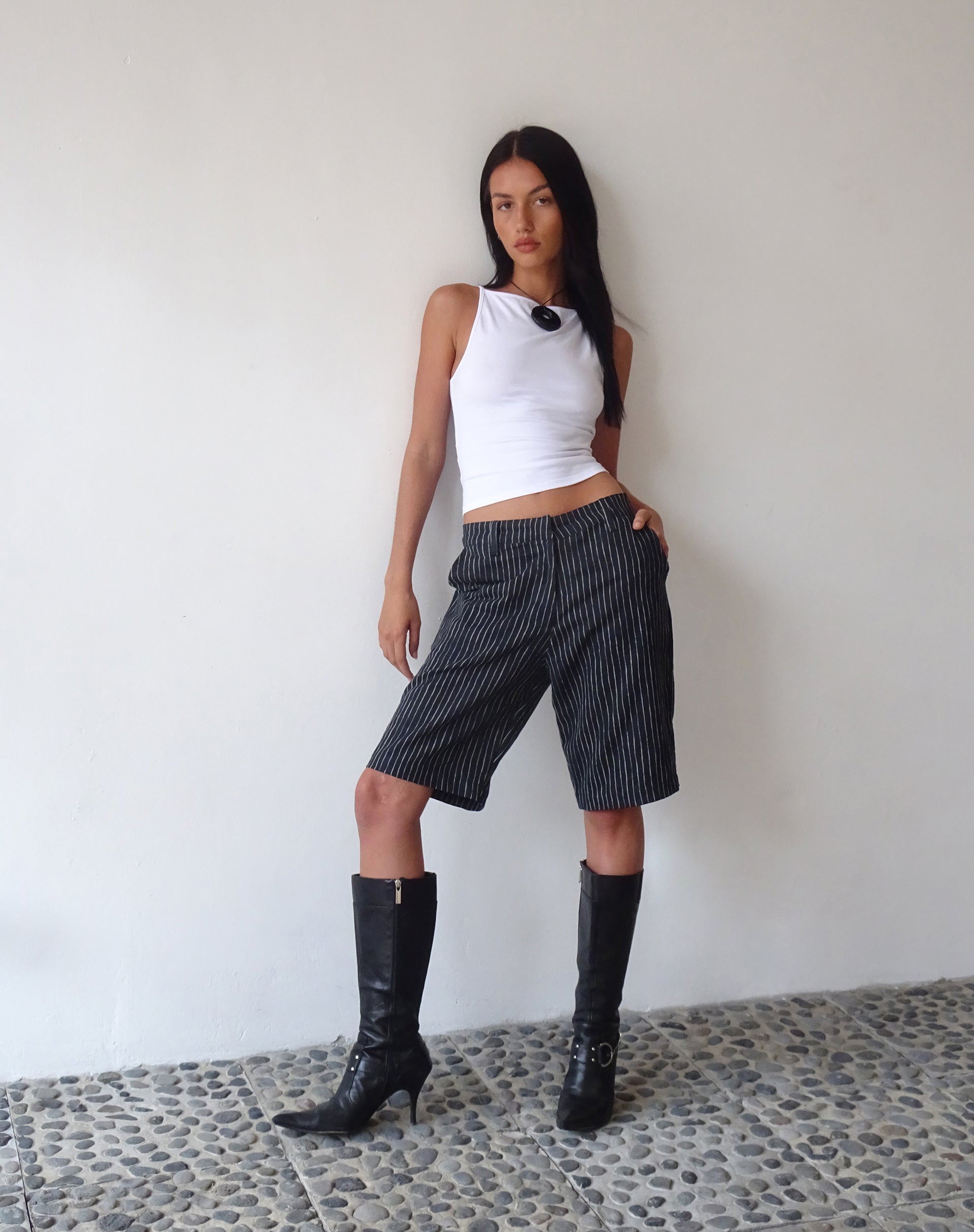 imagen de MOTEL X JACQUIE Tabaru Longline Shorts in Sketchy Stripe Negro