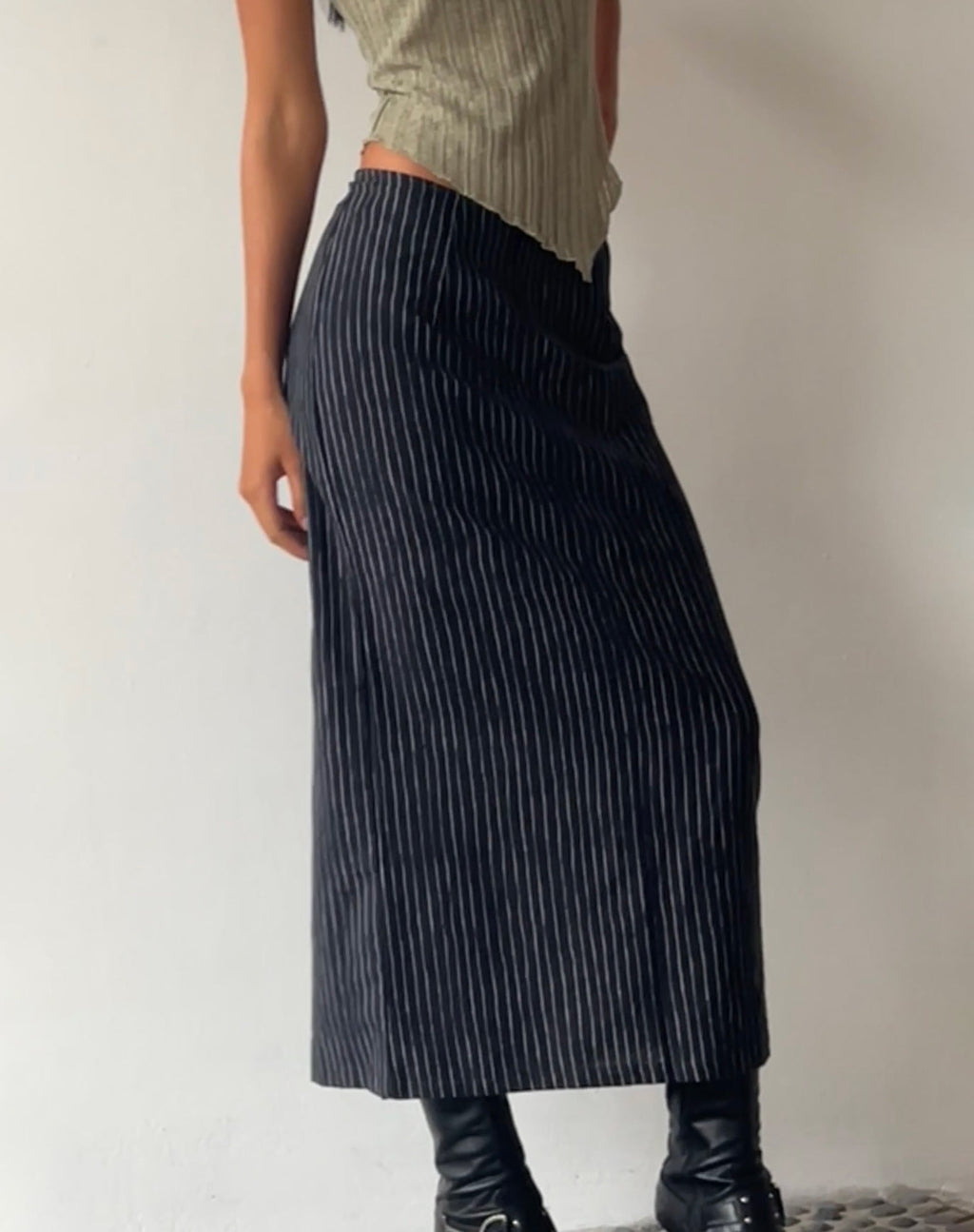MOTEL X JACQUIE Duende Falda Midi en Sketchy Stripe Negro