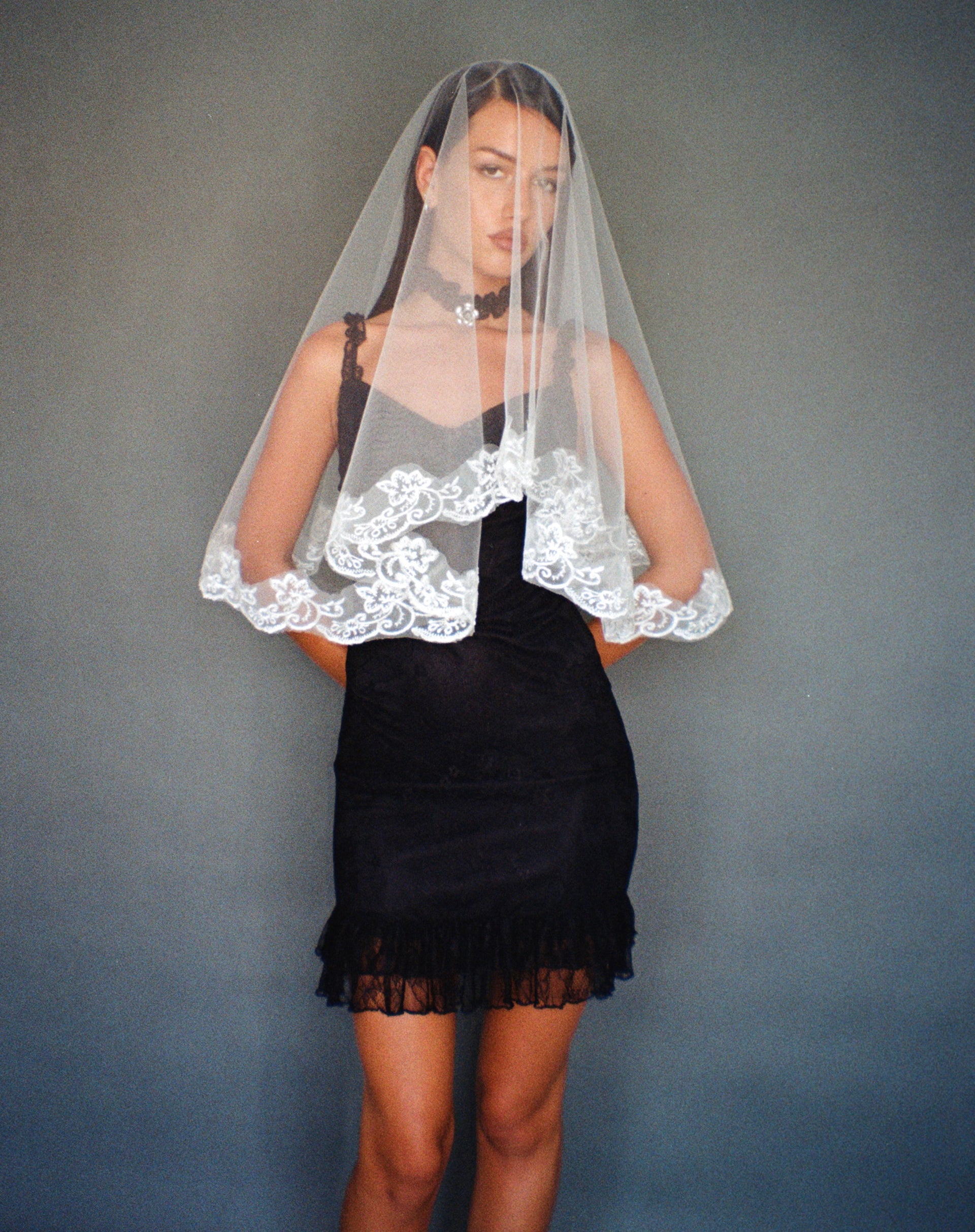 Imagen del minivestido de encaje Elaine en negro