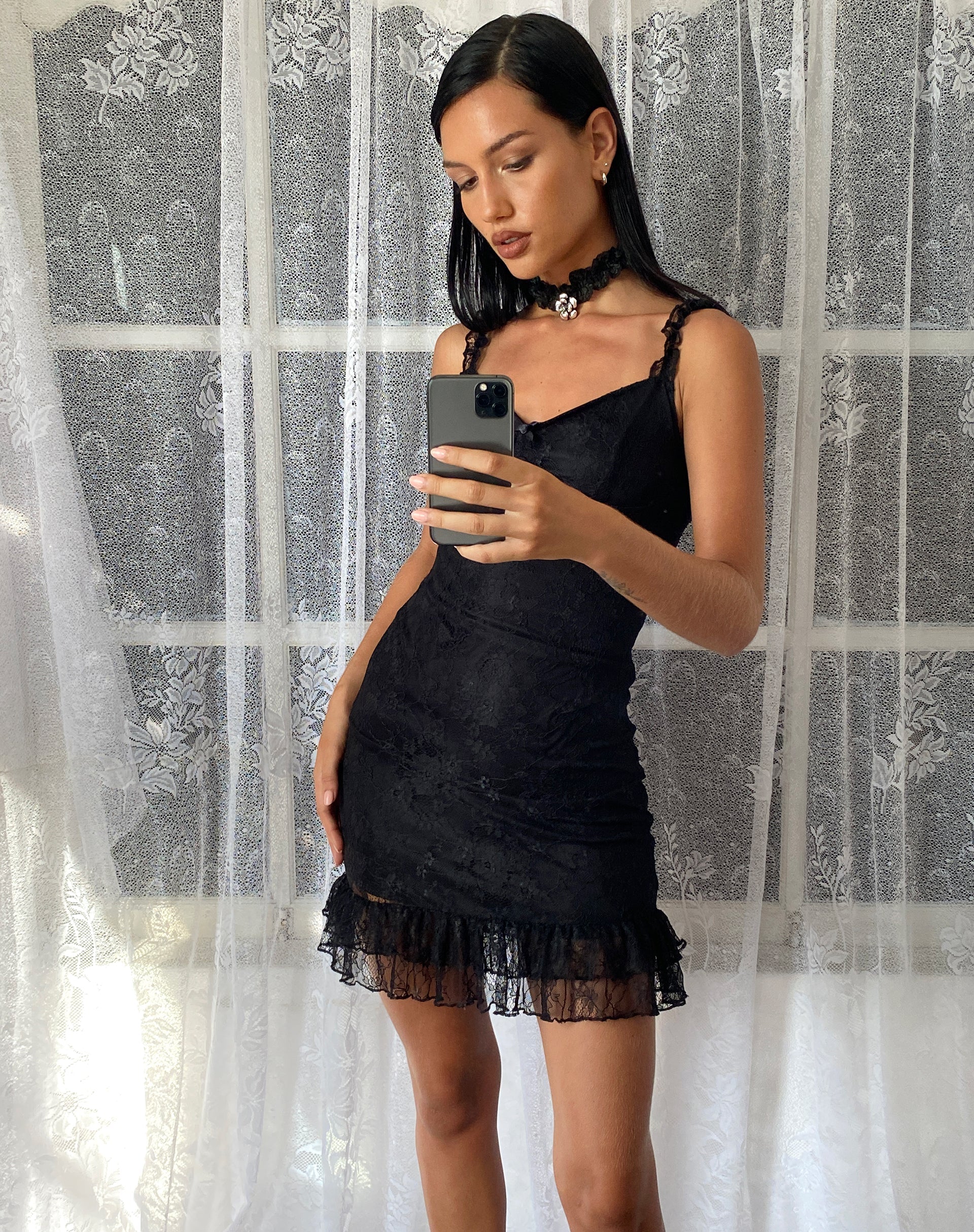 Imagen del minivestido de encaje Elaine en negro