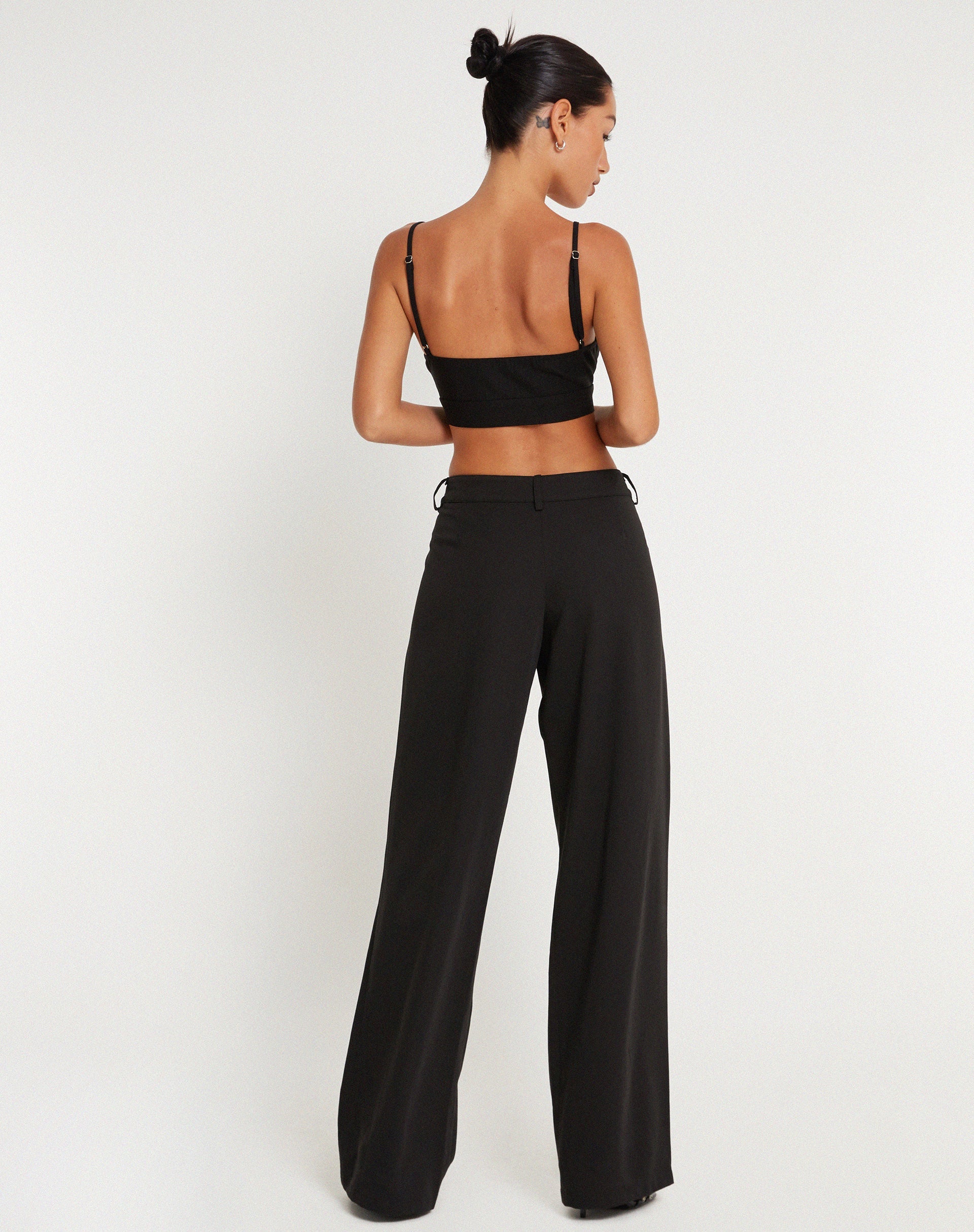 Imagen de Elenia Buckle Detail Crop Top Negro