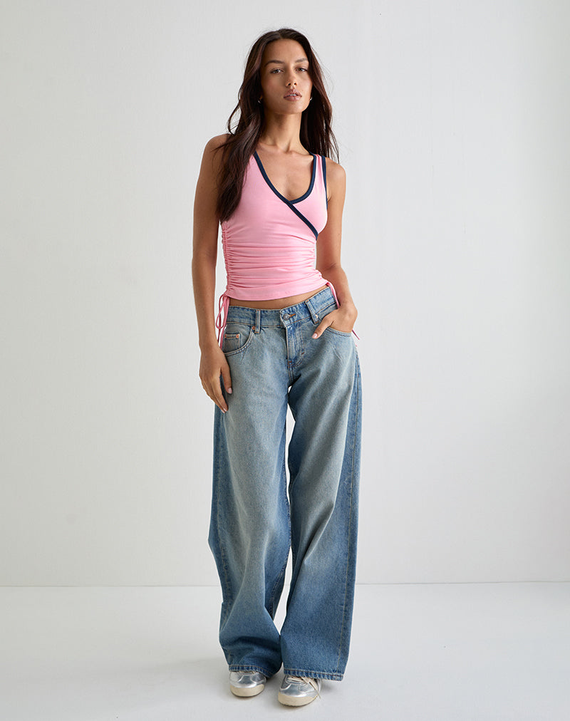 Imagen de Laird Wrap Top en rosa ballet con ribete azul marino