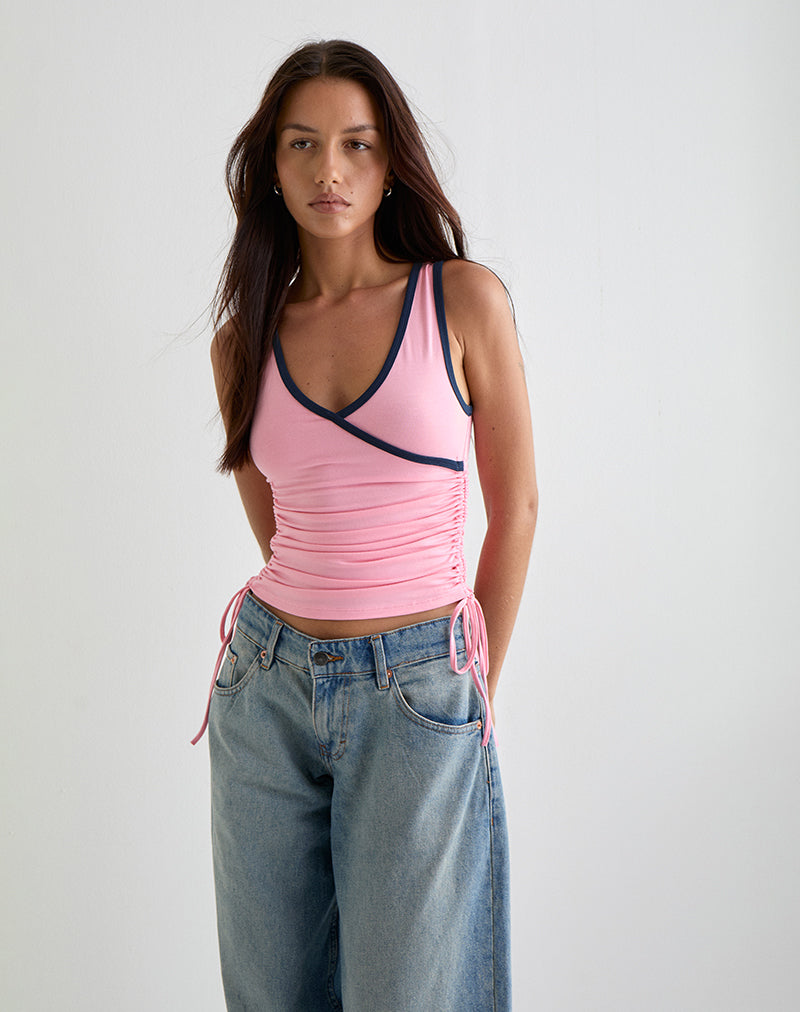 Imagen de Laird Wrap Top en rosa ballet con ribete azul marino