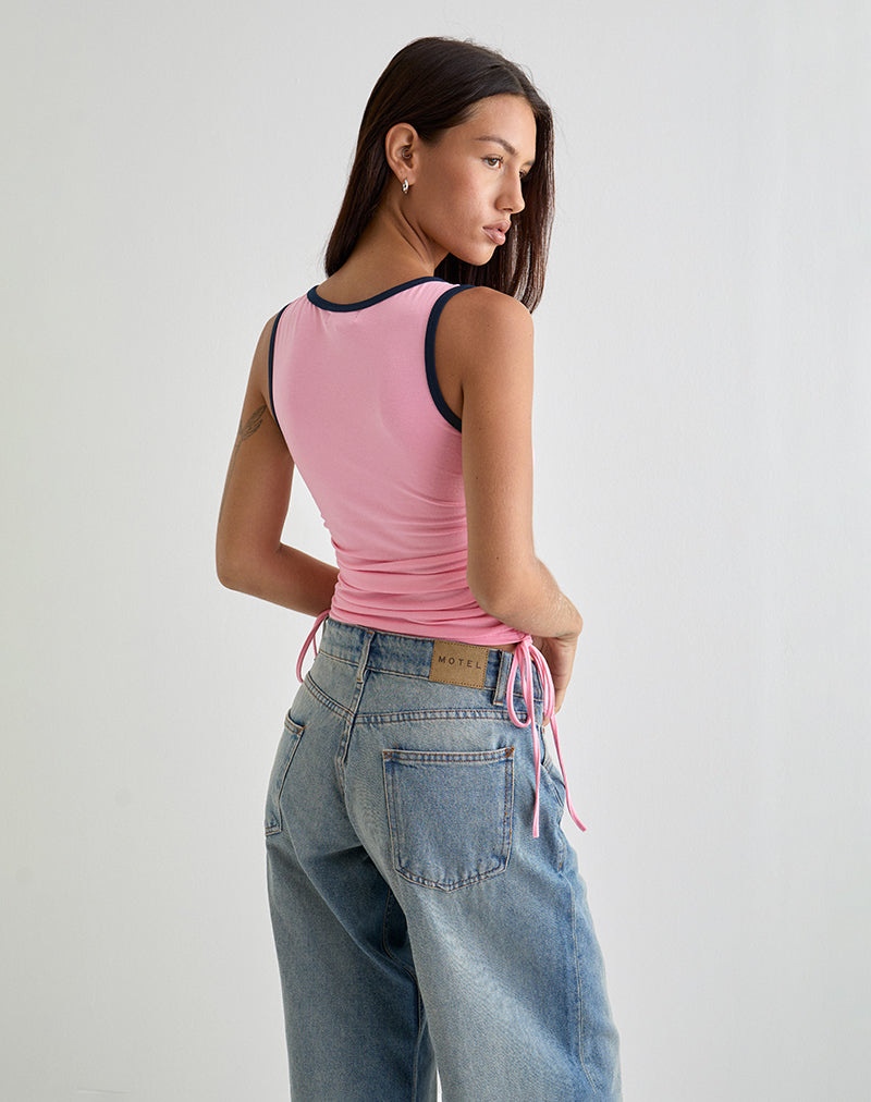 Imagen de Laird Wrap Top en rosa ballet con ribete azul marino
