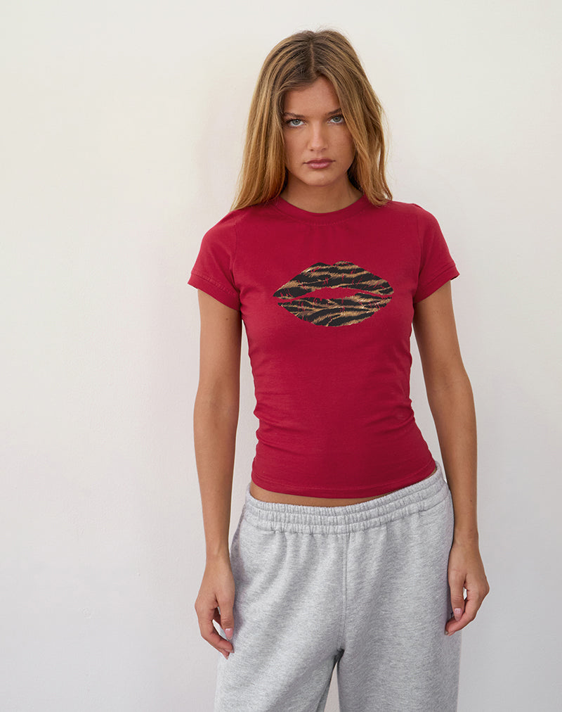 Imagen de la camiseta Sutin en rojo adrenalina con estampado de labios de leopardo