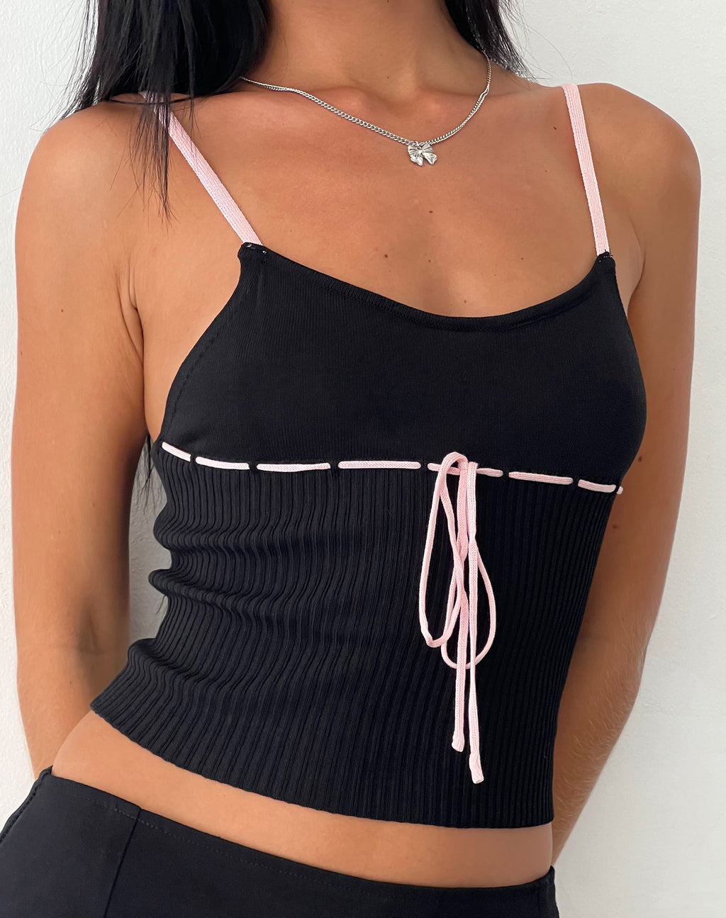 Emonie Cami Top negro con ribete rosa
