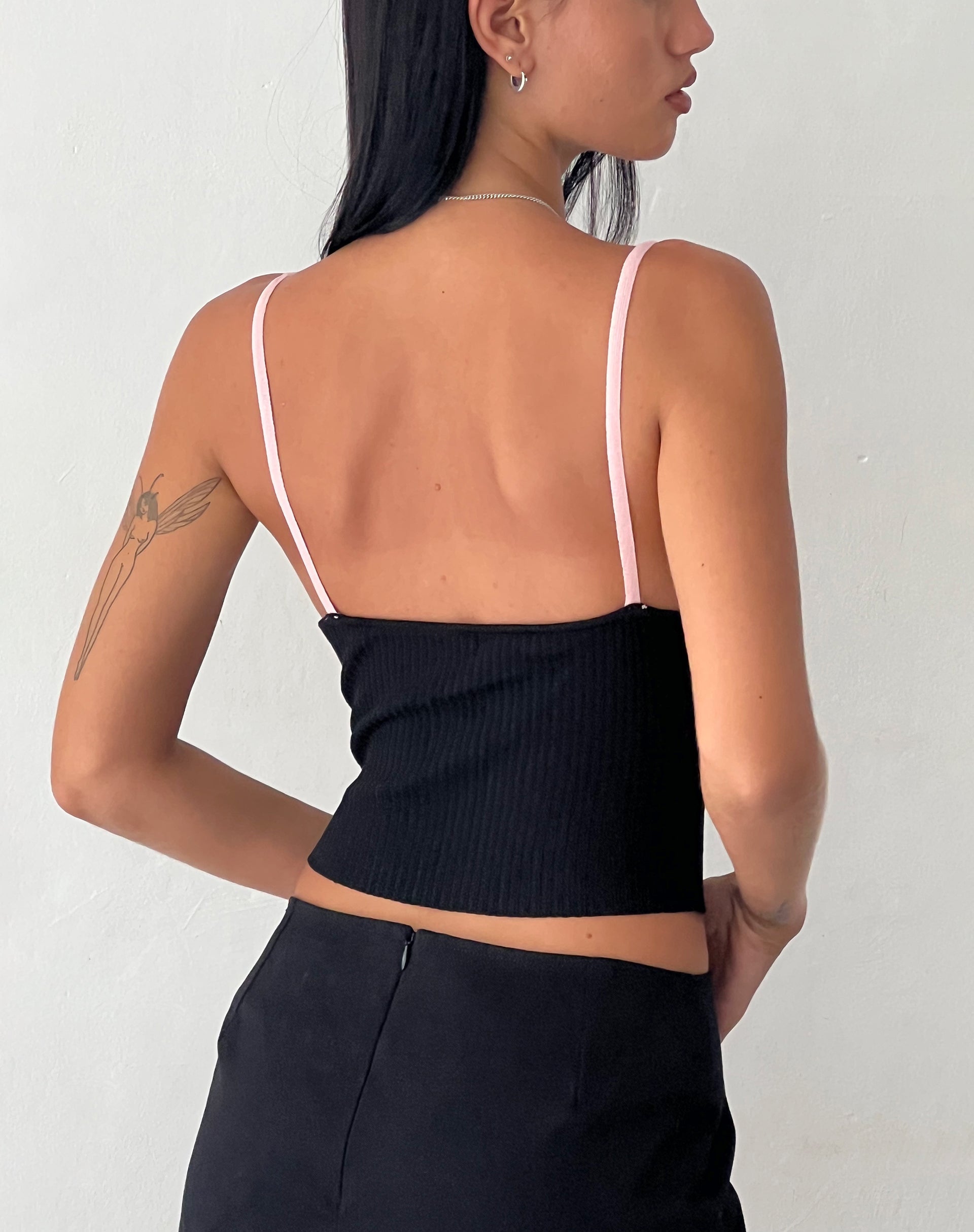 Imagen de Emonie Cami Top en negro con ribete rosa