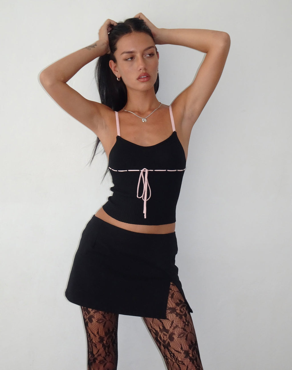 Emonie Cami Top negro con ribete rosa