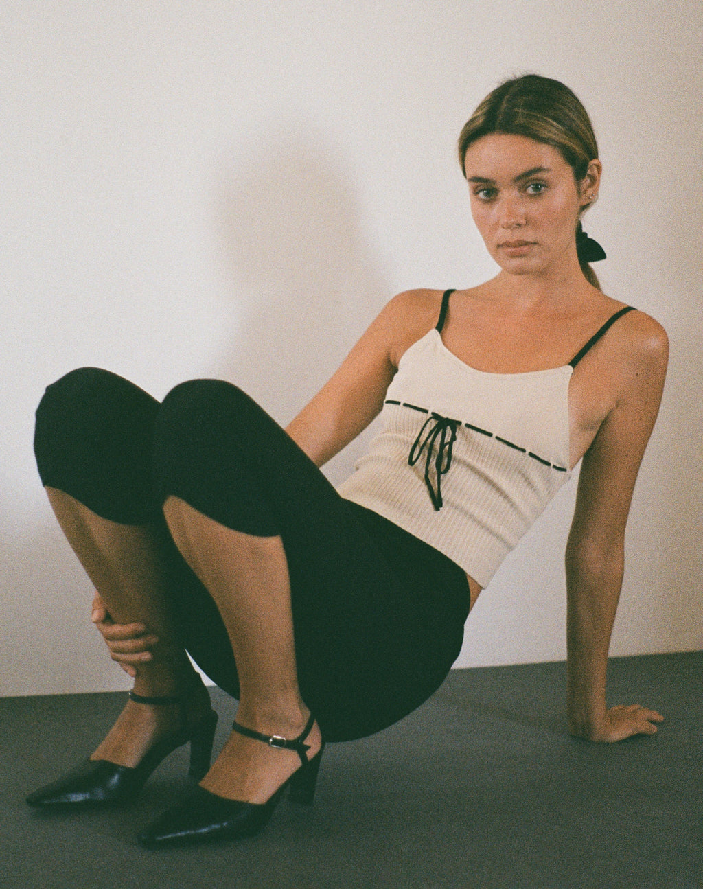 Emonie Cami Top en neutro con ribete negro