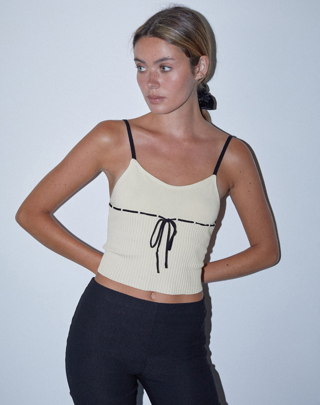 Emonie Cami Top en neutro con ribete negro