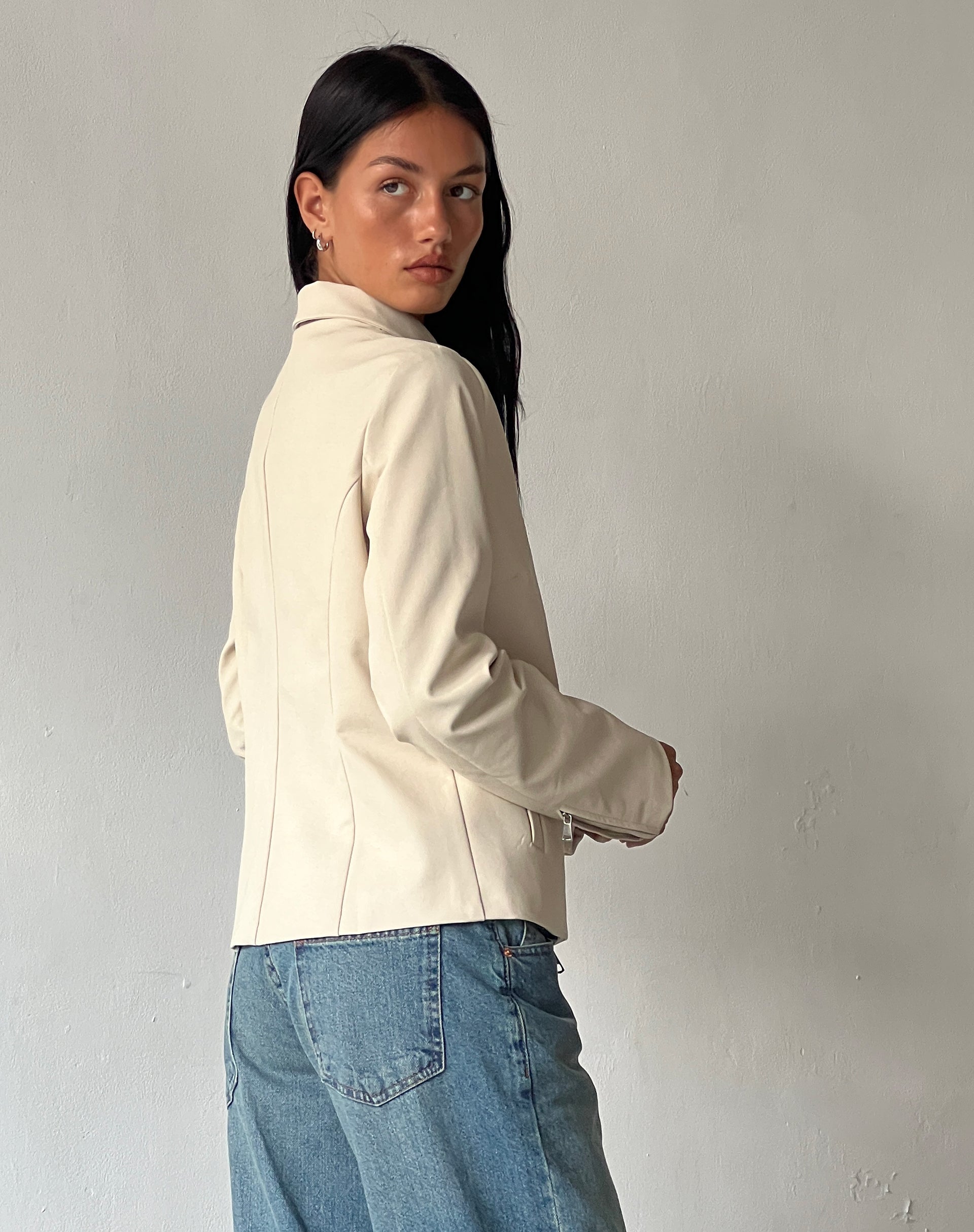 Imagen de la chaqueta Enid en PU marfil