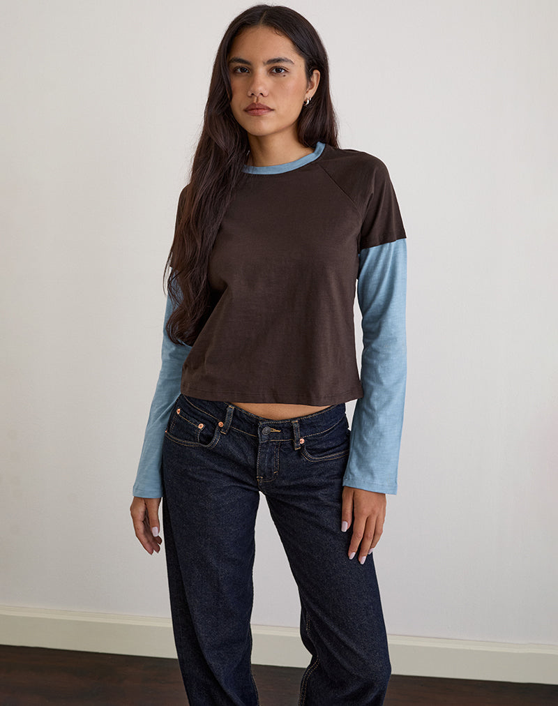 Camiseta a capas Enid en marrón chocolate y azul claro