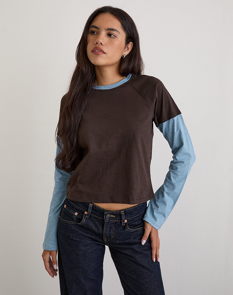 Image of Camiseta a capas Enid en marrón chocolate y azul claro