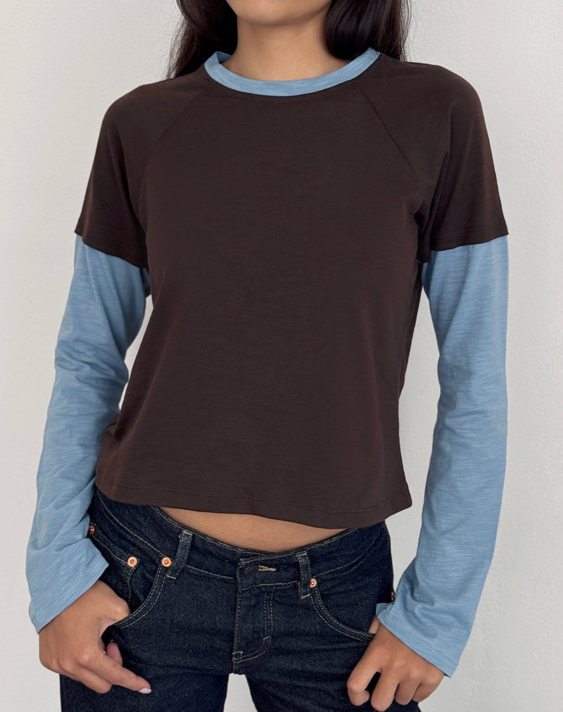 Image of Camiseta a capas Enid en marrón chocolate y azul claro