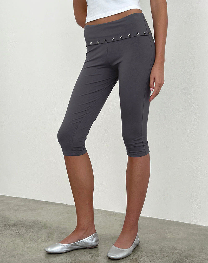 Imagen del pantalón Enmu Capri en jersey gris carbón con ojales.