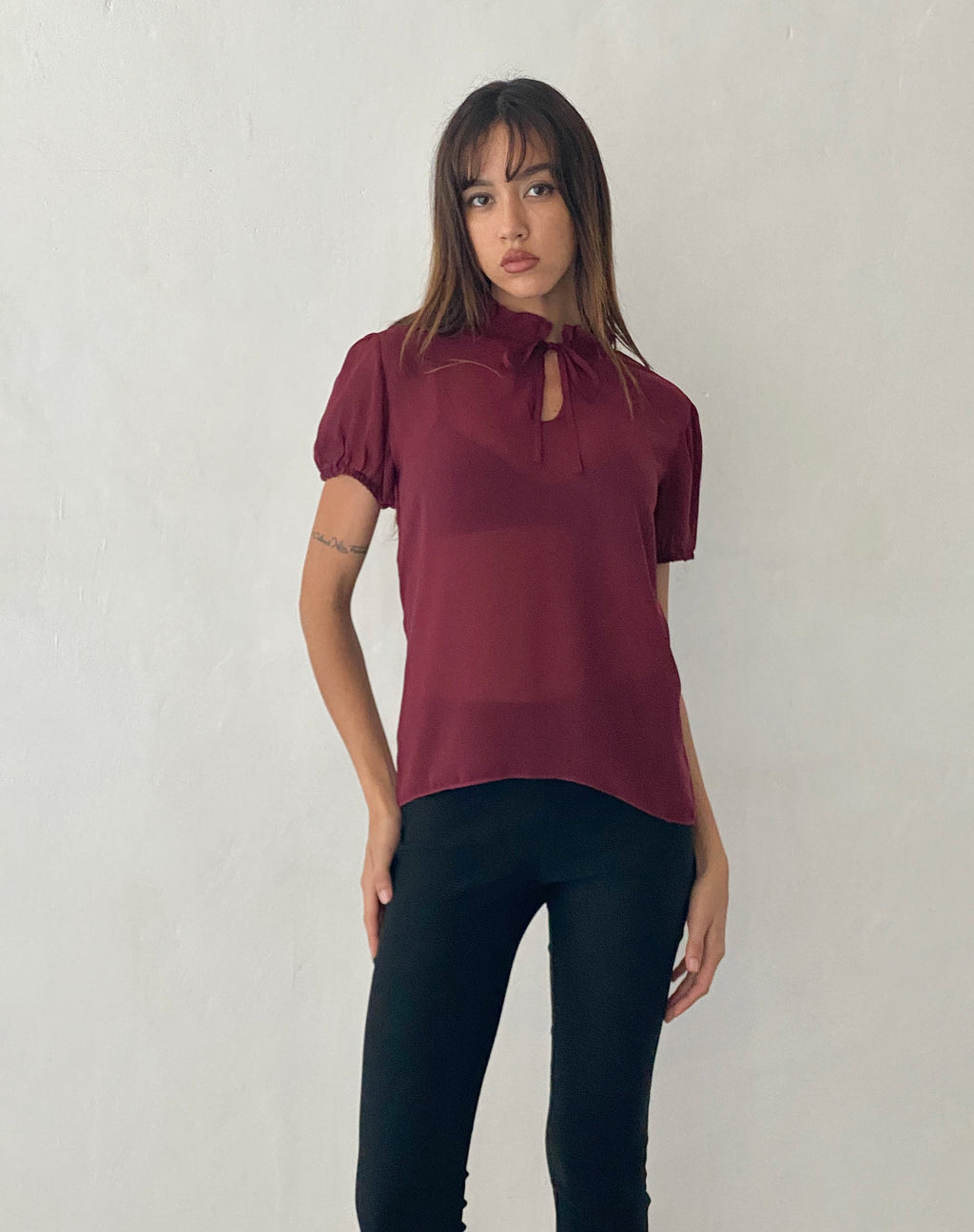 Blusa Enzo de cuello alto en gasa burdeos