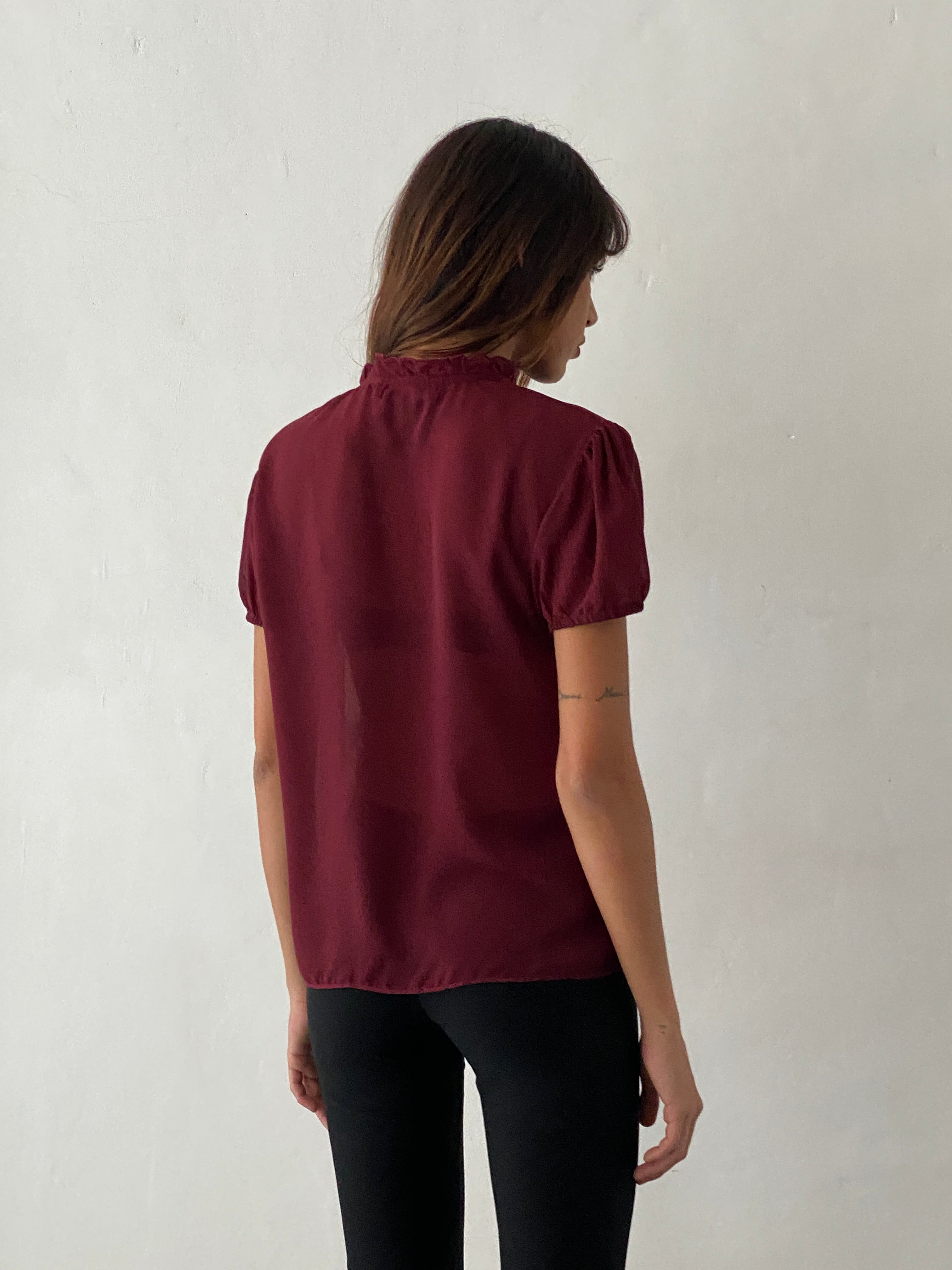 Imagen de Enzo Blusa de cuello alto en gasa burdeos