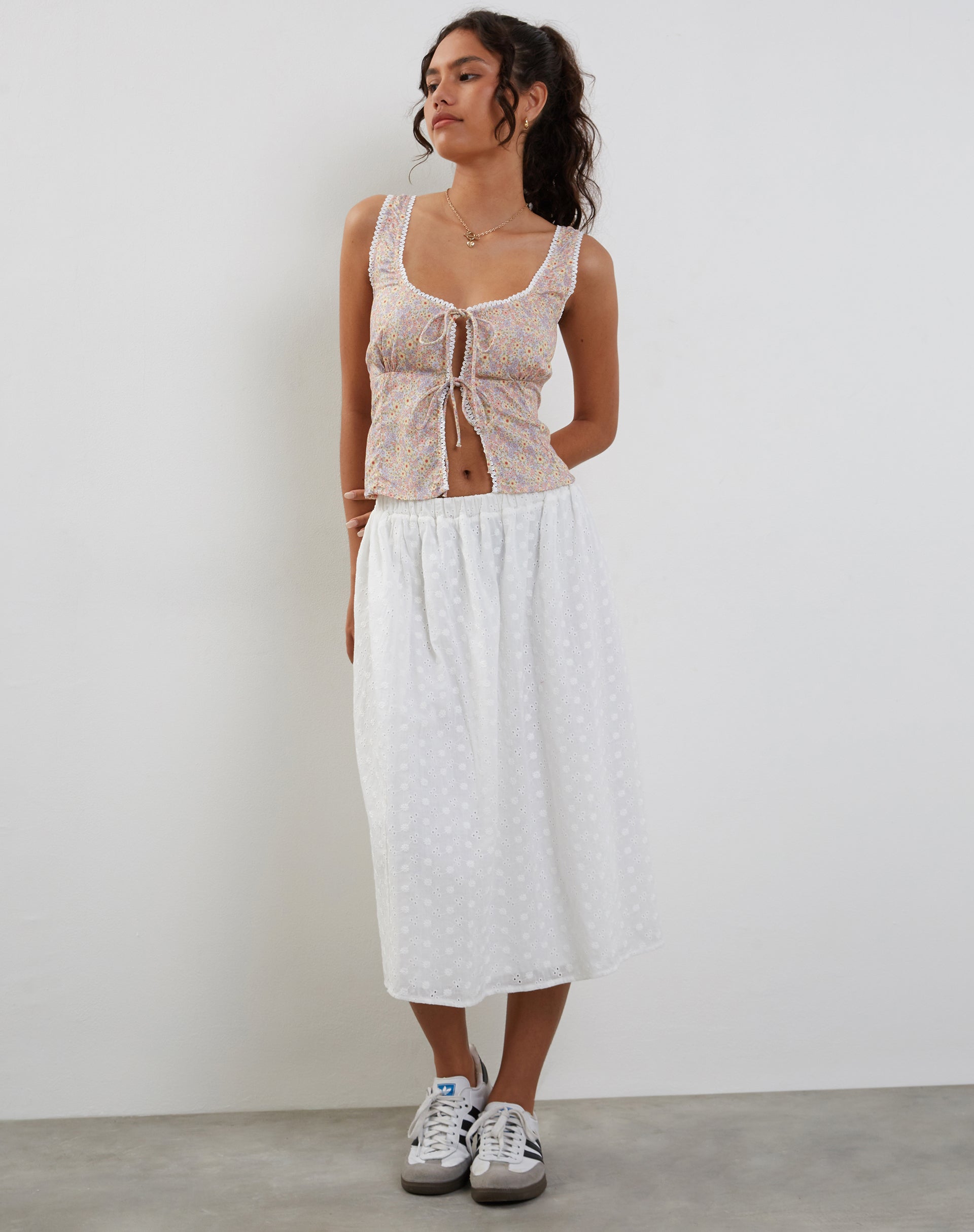 imagen de Esau Tie Front Top in 70s Prairie Girl Floral
