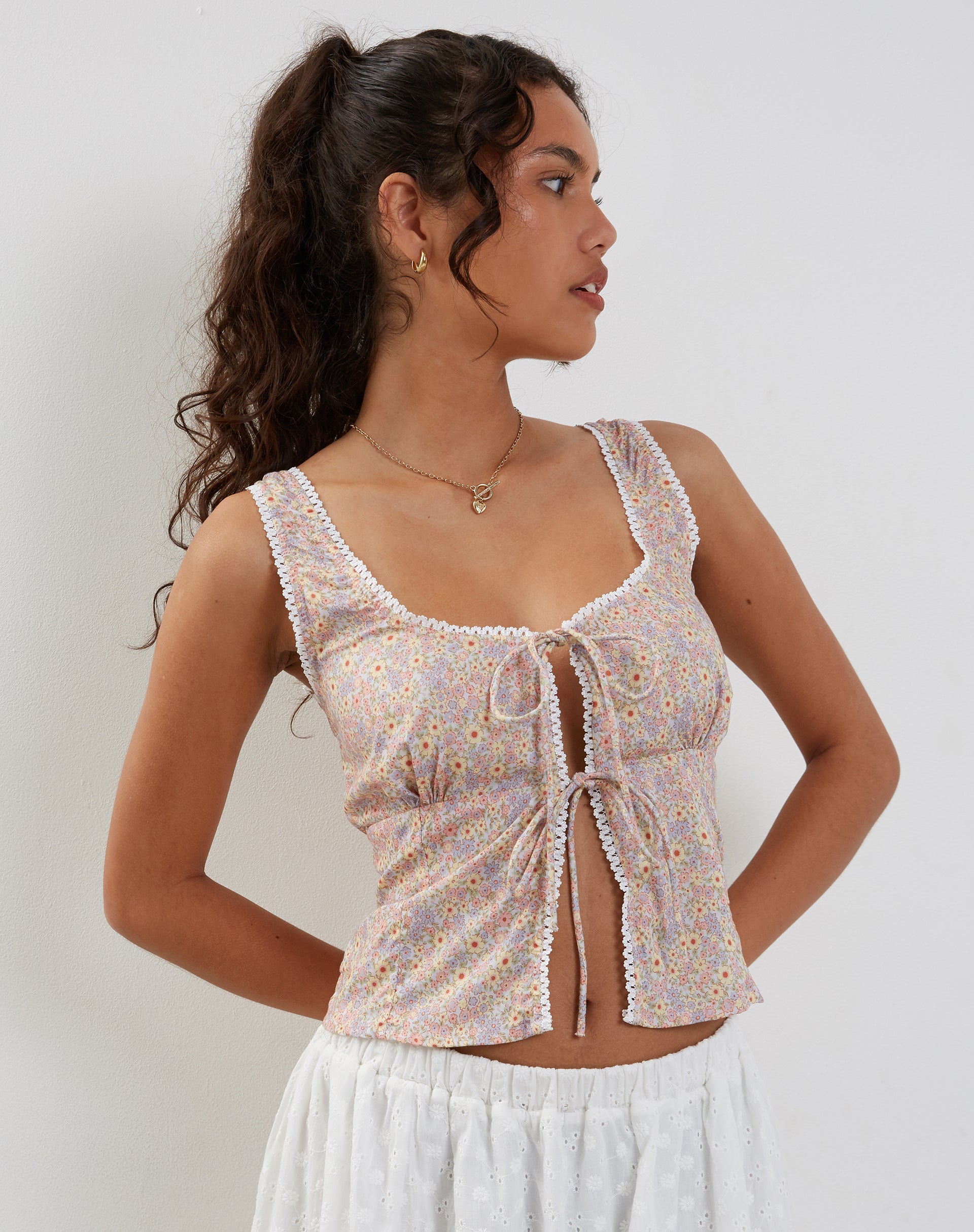 imagen de Esau Tie Front Top in 70s Prairie Girl Floral