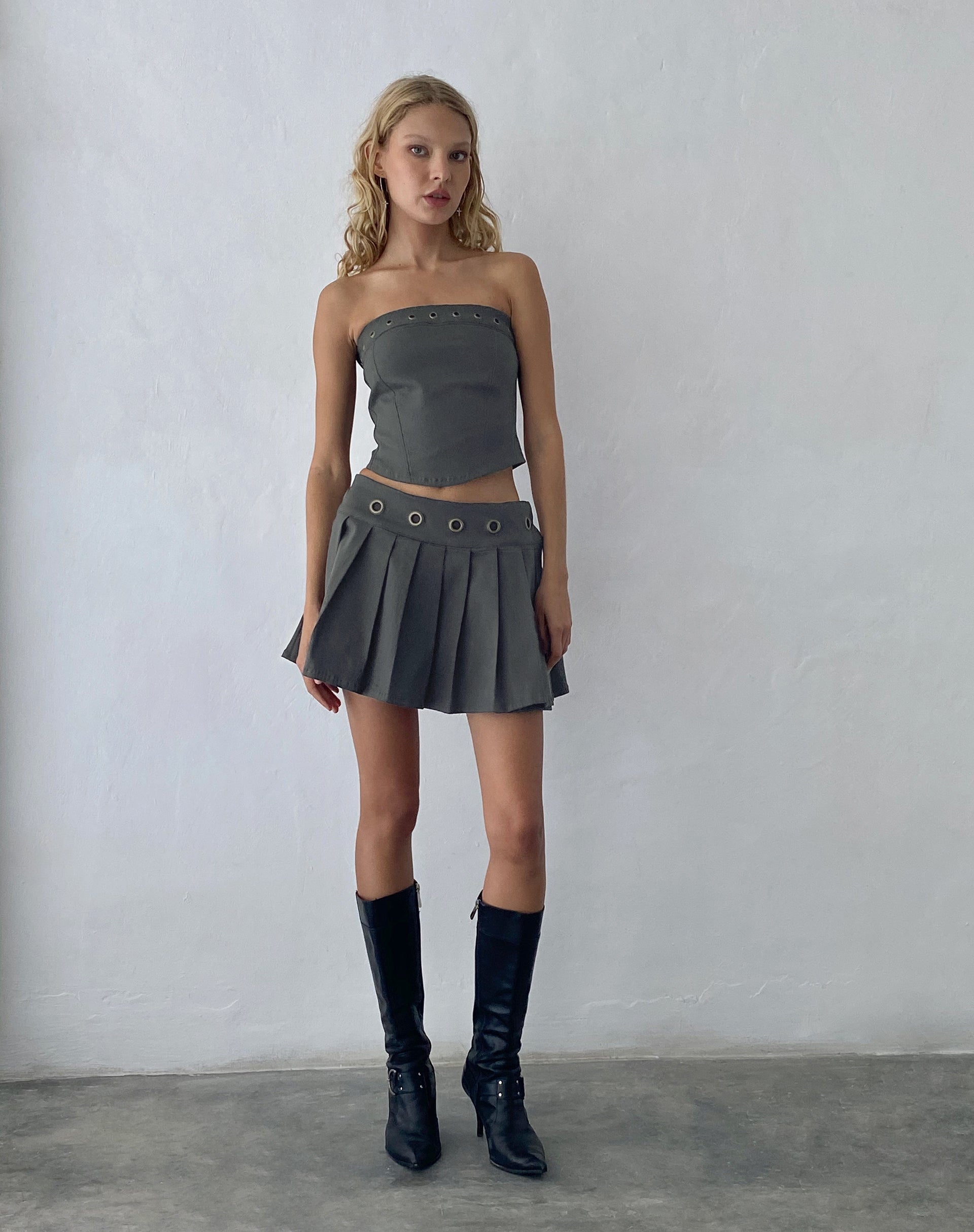 Imagen de Estel Eyelet Bandeau Top en Gris Carbón