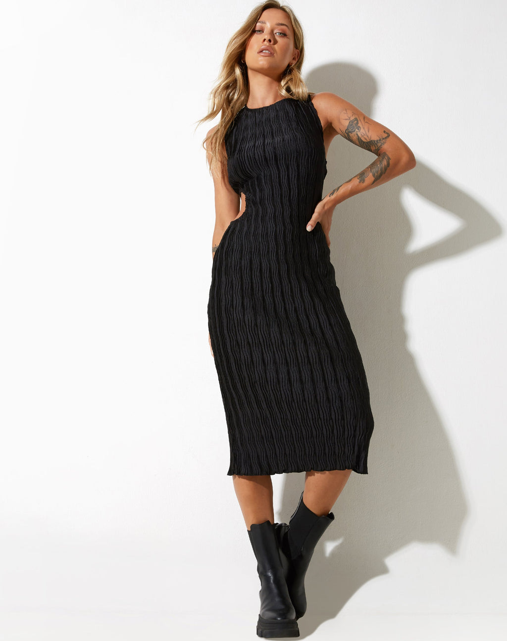 Vestido Estonia Midi en negro arrugado