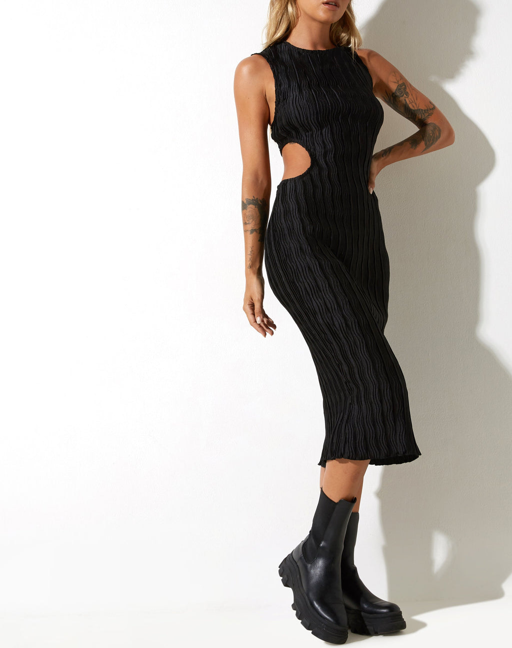 Vestido Estonia Midi en negro arrugado