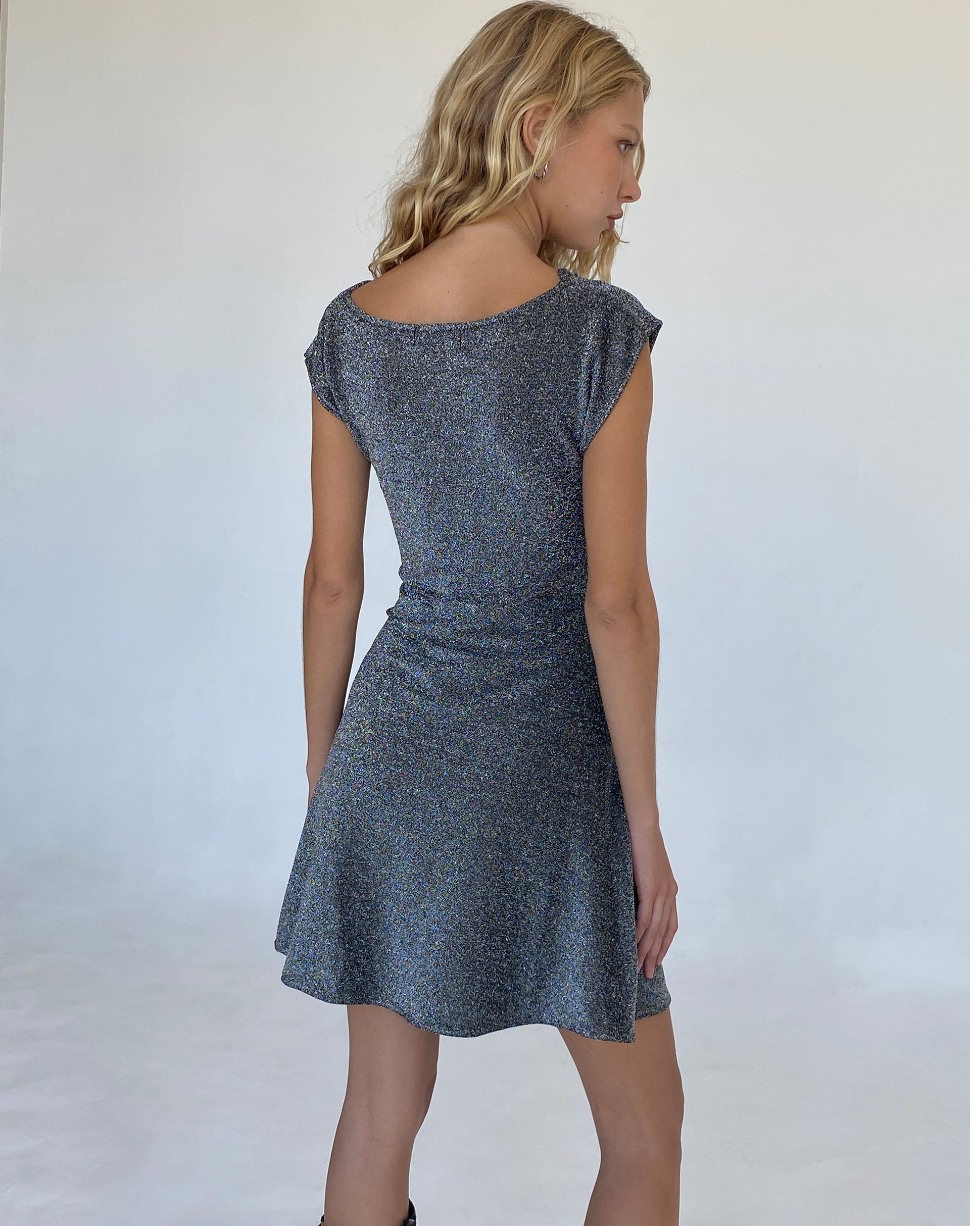 Imagen del minivestido Estrella con cuello redondo en negro Shimmer