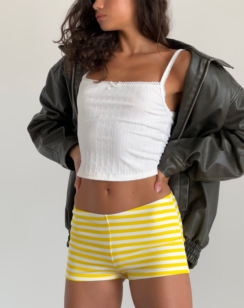 Imagen del pantalón corto Eunia de rayas amarillas y blancas