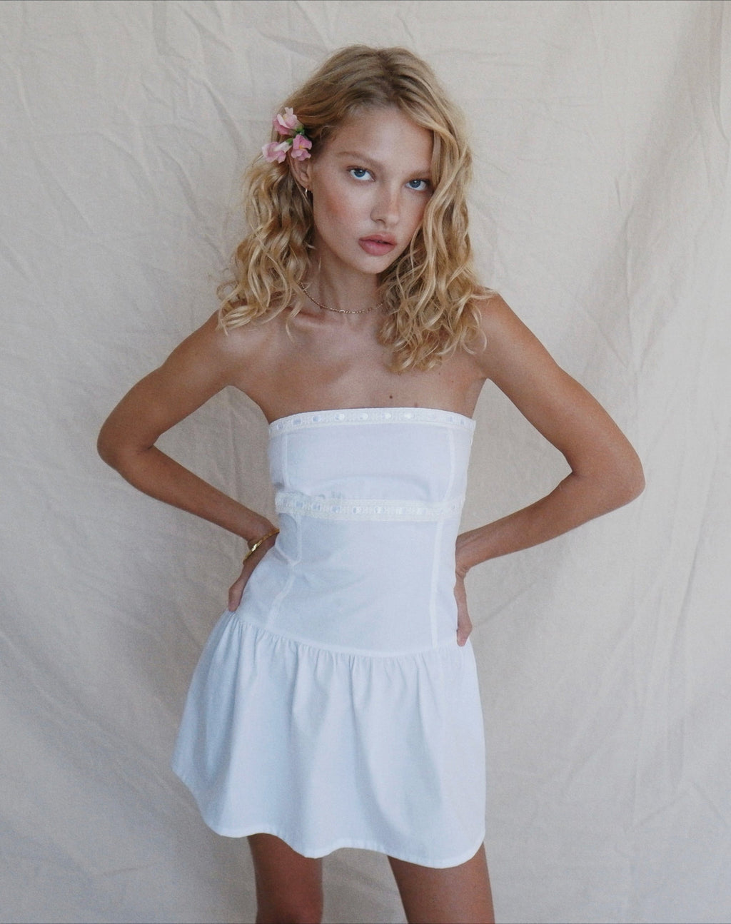 Faelyn Bandeau Mini Vestido en Popelín Blanco