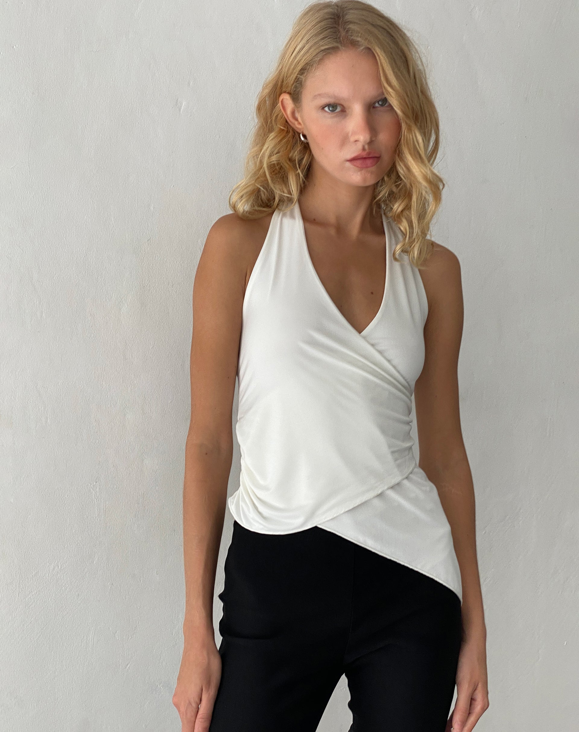 Imagen de Farah Halter Asymmetric Plunge Top in Ivorya