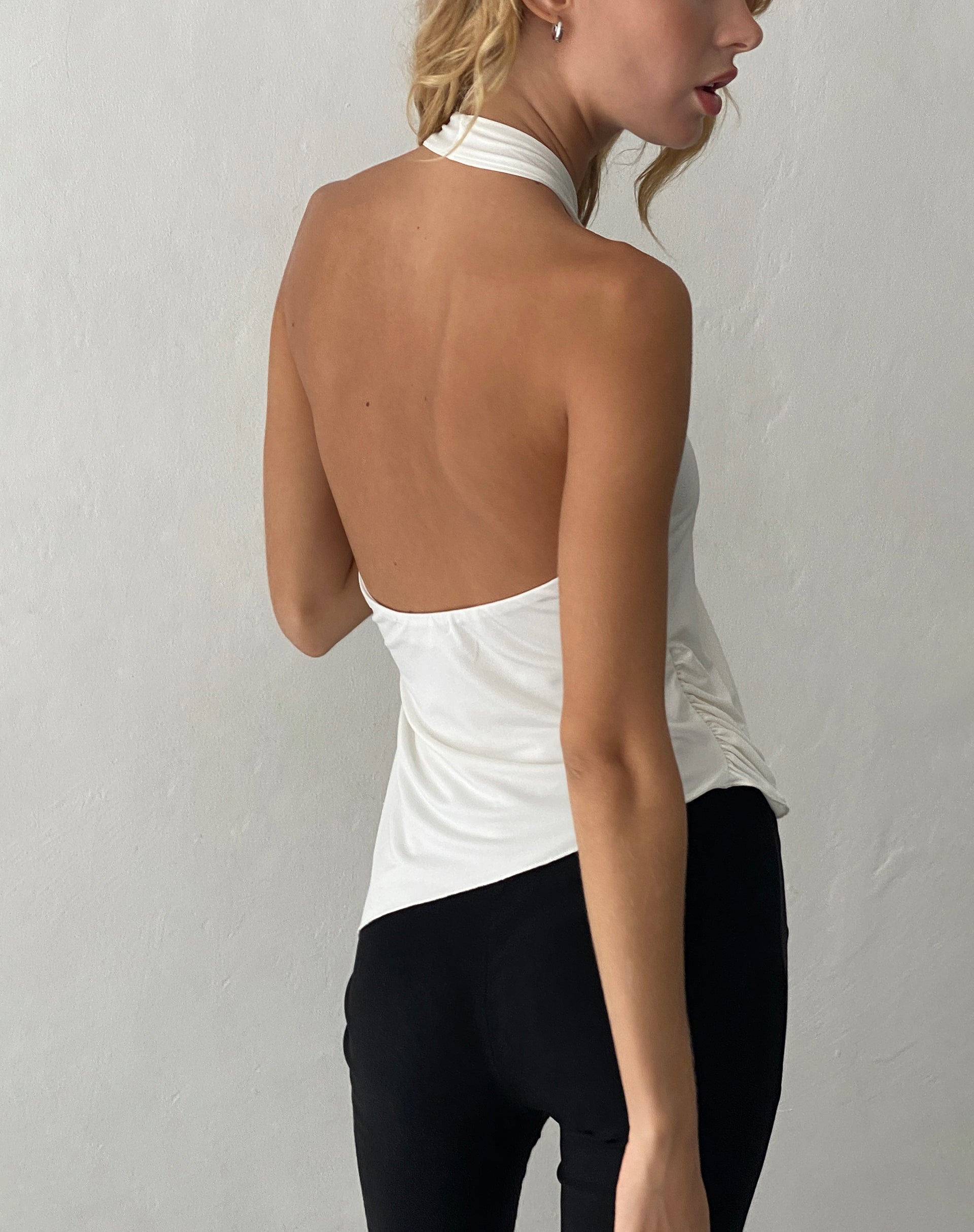 Imagen de Farah Halter Asymmetric Plunge Top in Ivorya