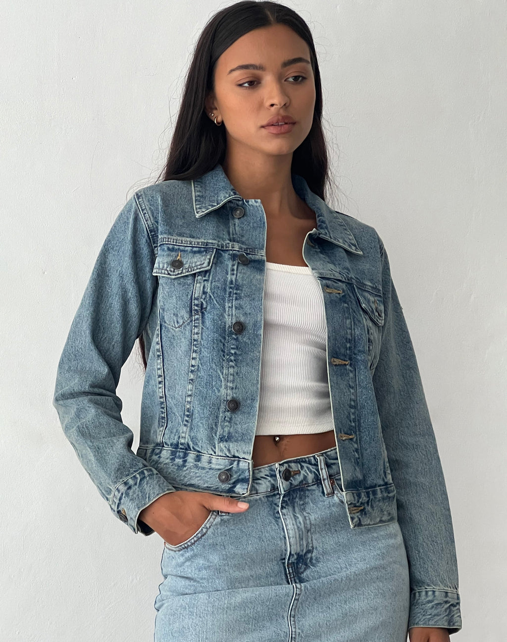 Chaqueta vaquera entallada en lavado azul
