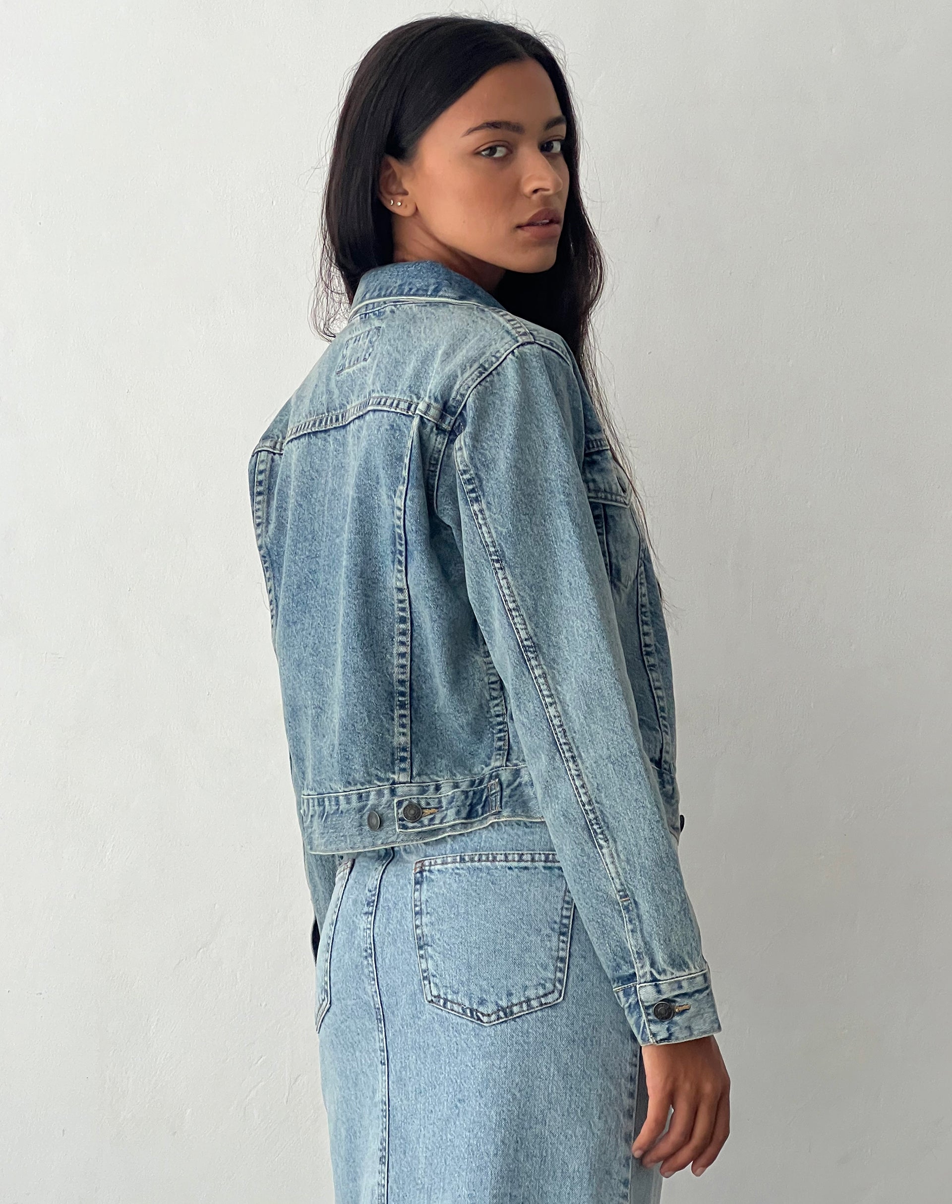 imagen de Chaqueta vaquera entallada en lavado azul