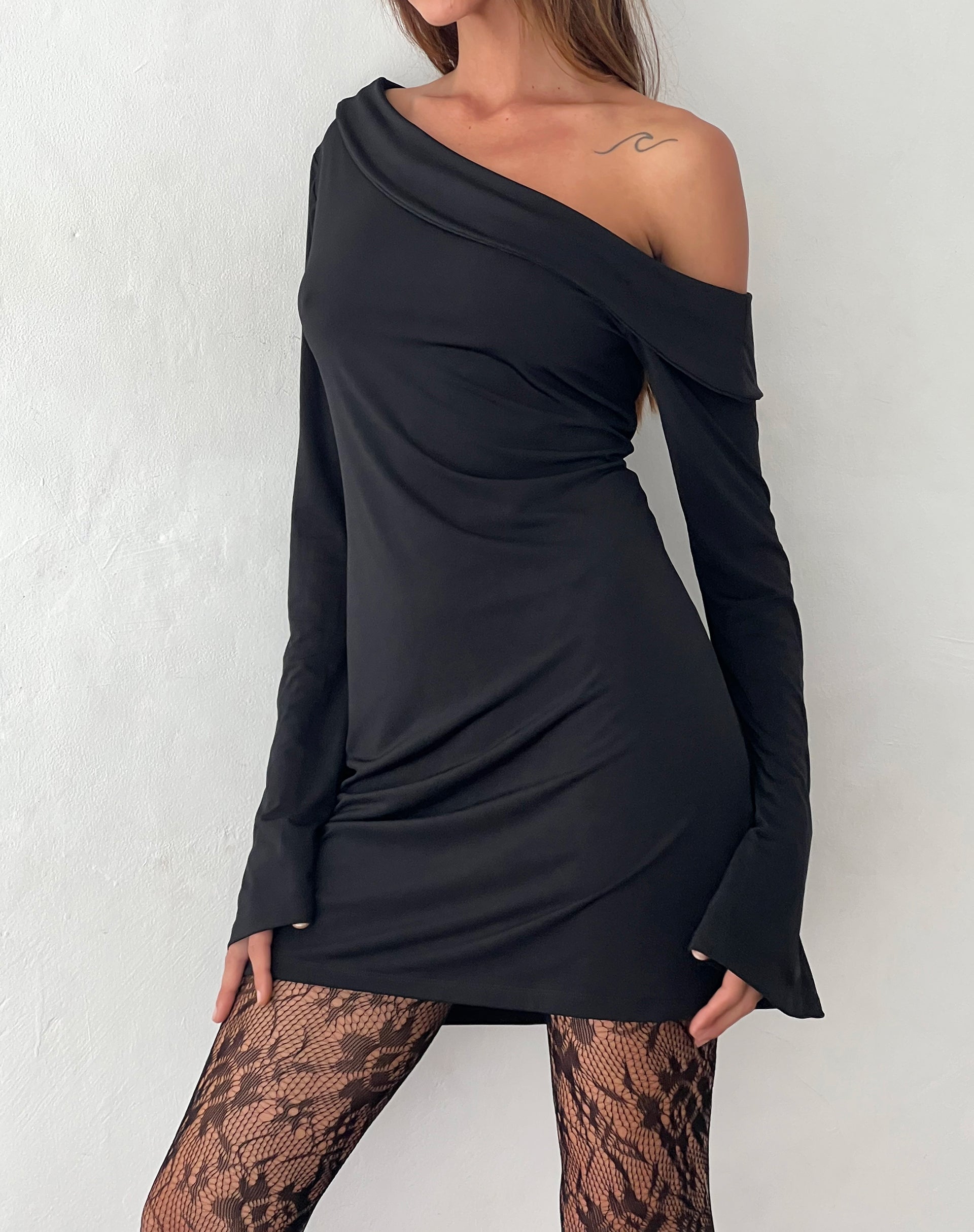 Imagen de Fliss Mini Vestido Asimétrico en Slinky Negro