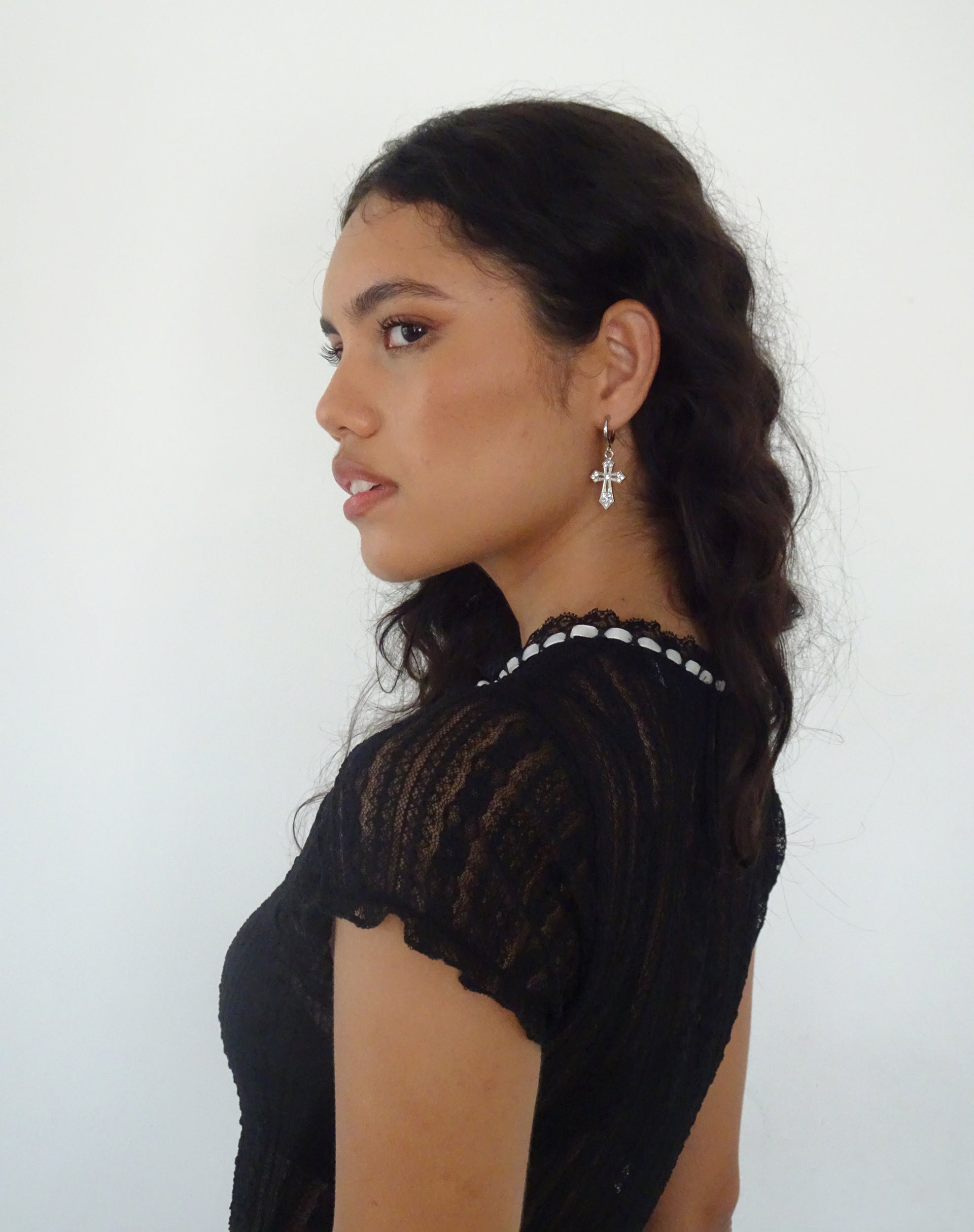 Imagen de los pendientes Gaia Cross de Gemini Jewels