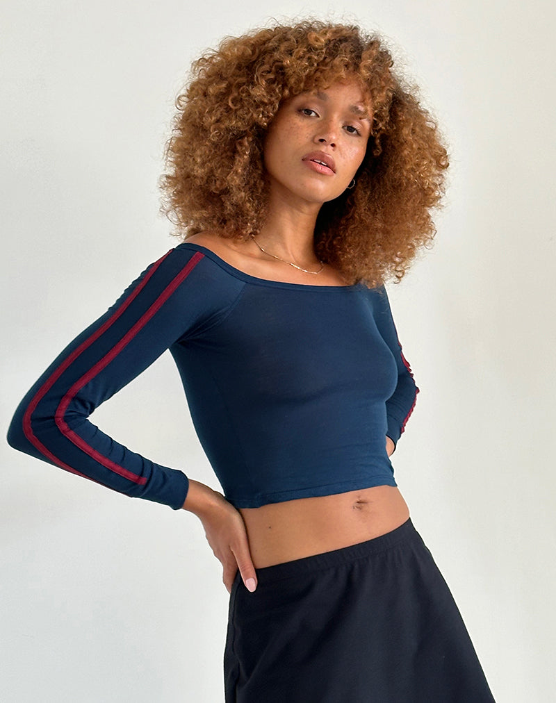 Imagen de Gavya Top Bardot de manga larga en azul marino con raya roja Adrenaline