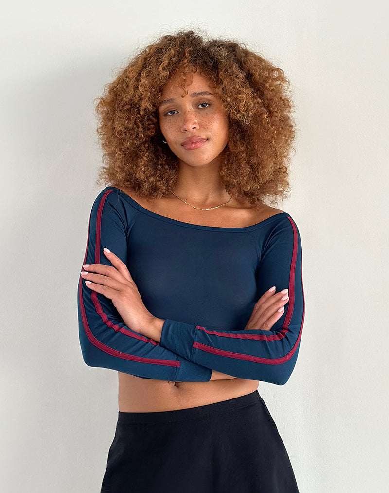 Imagen de Gavya Top Bardot de manga larga en azul marino con raya roja Adrenaline
