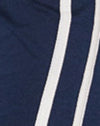Azul marino con ribetes blancos