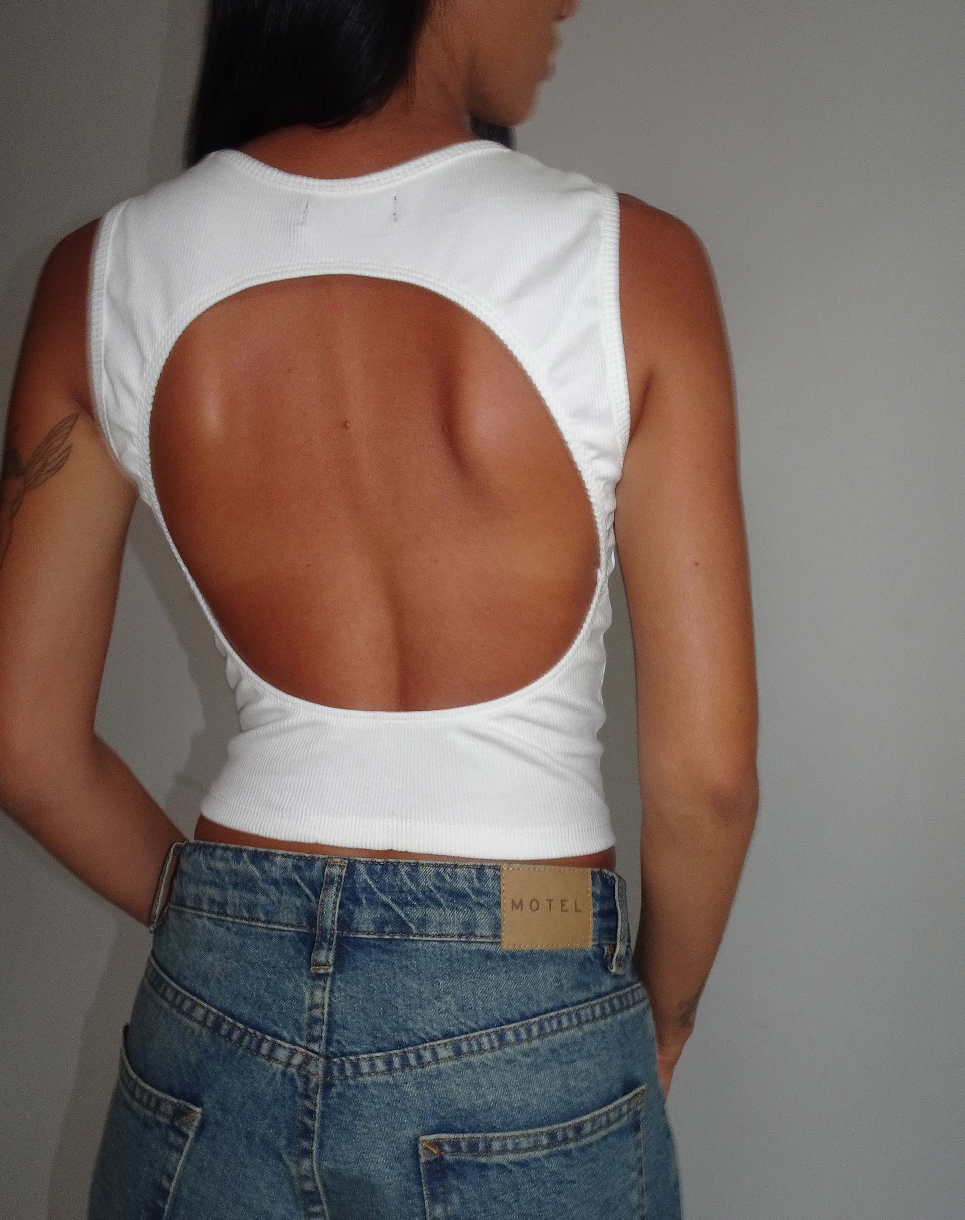 imagen de Gelsho Open Back Rib Tank Top en Off White