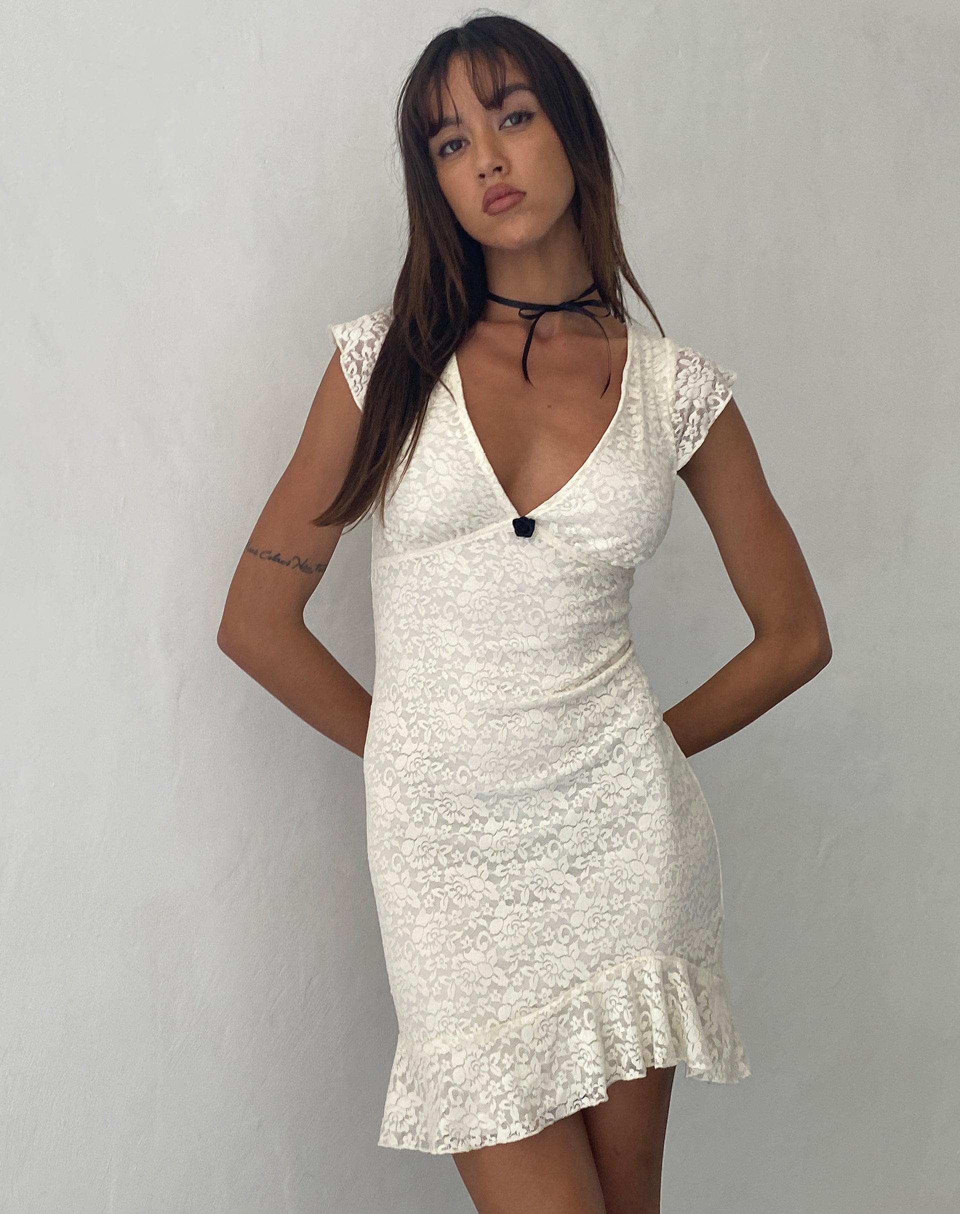 Imagen del minivestido Ginevra Frill Hem en encaje rosa marfil
